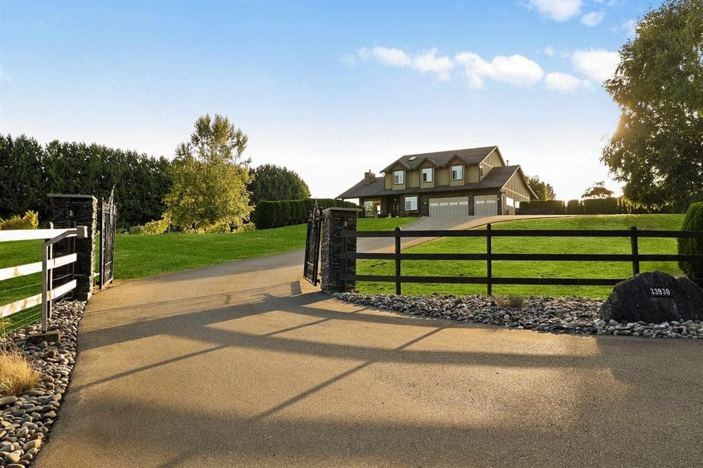 33930 Mcconnell Road, Abbotsford, V2S 8A6 — photo 1