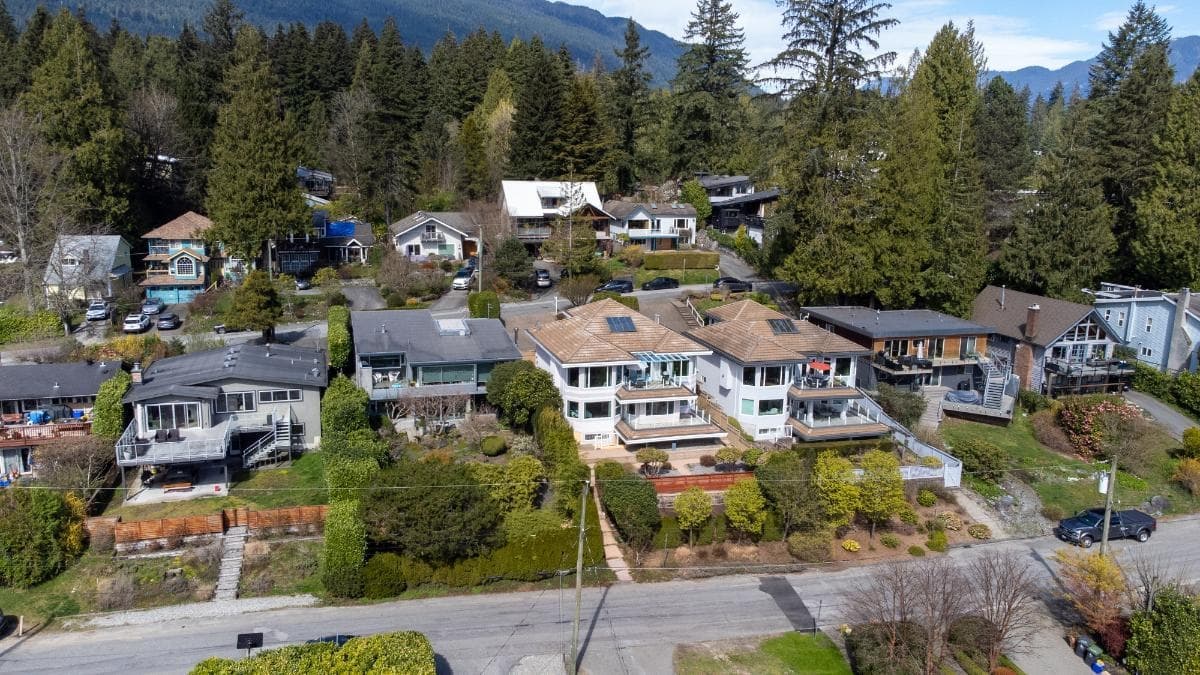 4493 Epps Avenue, North Vancouver, V7G 1G2 — photo 5