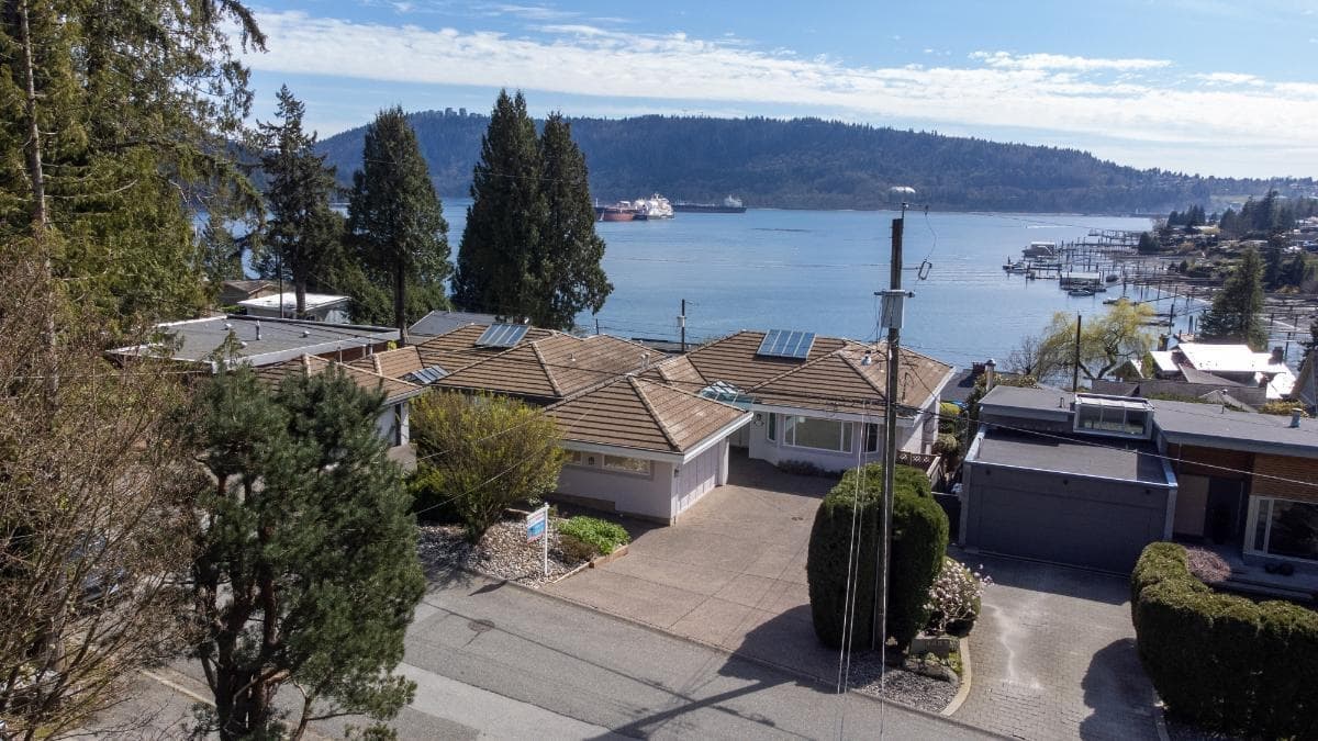 4493 Epps Avenue, North Vancouver, V7G 1G2 — photo 4