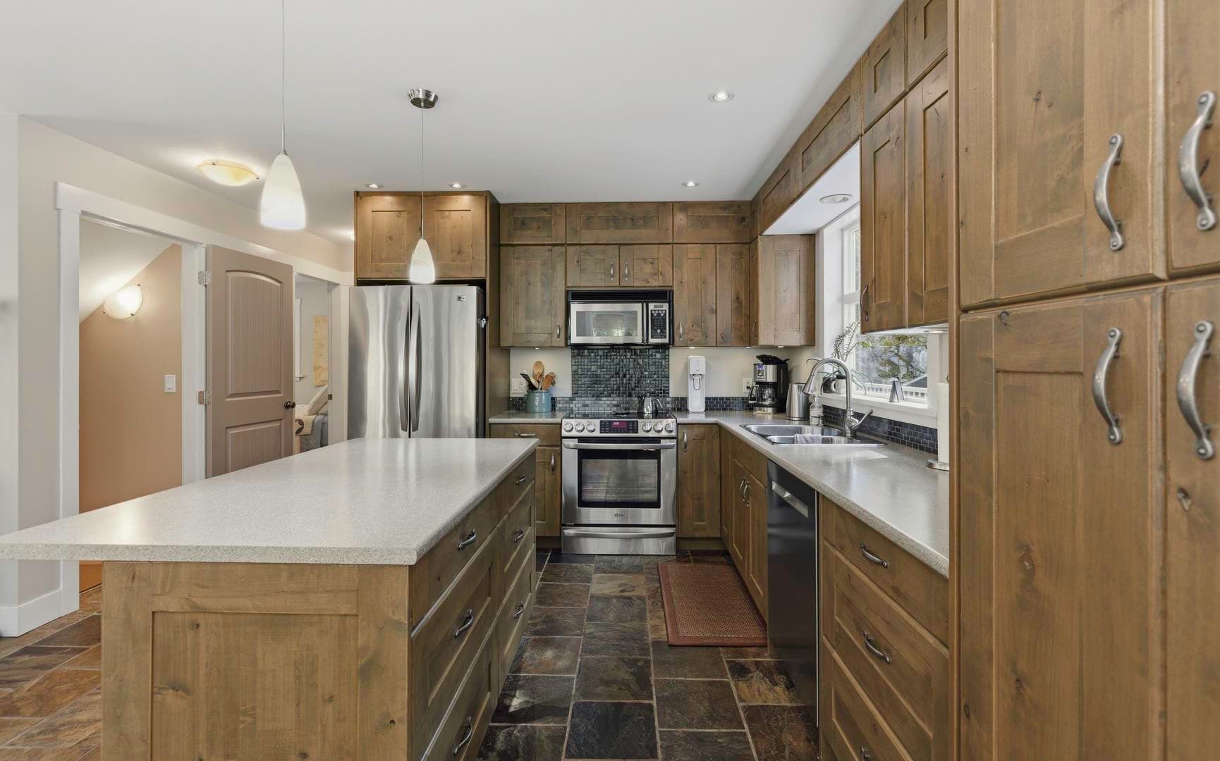 7498 Amber Road, Sechelt, V7Z 0C6 — photo 2