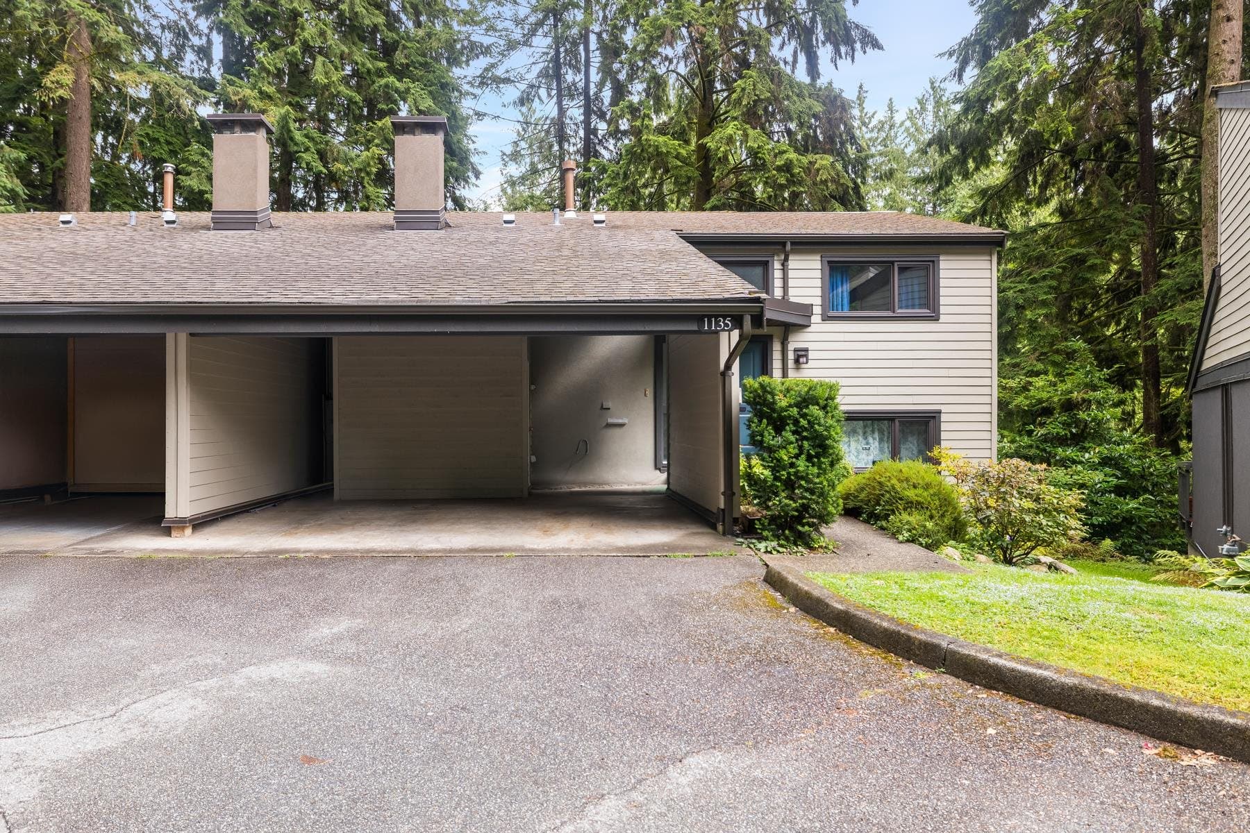 1135 Heritage Boulevard, North Vancouver, V7J 3G8 — photo 2