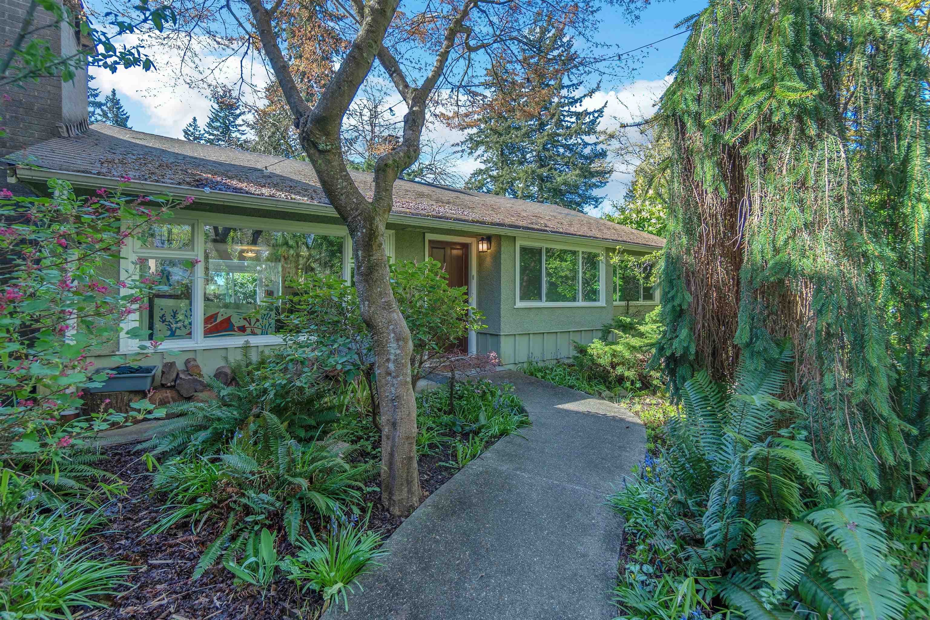 825 W 20th Street, North Vancouver