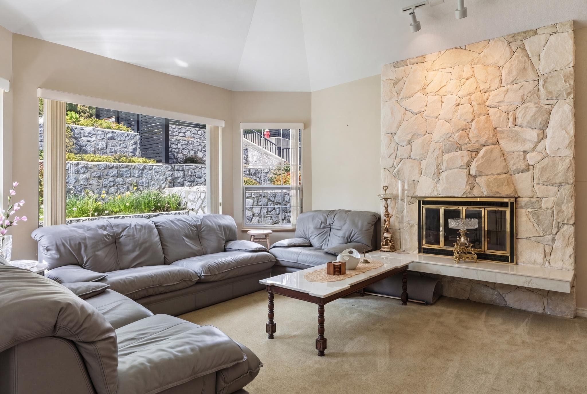 547 Tempe Crescent, North Vancouver, V7N 1E7 — photo 2