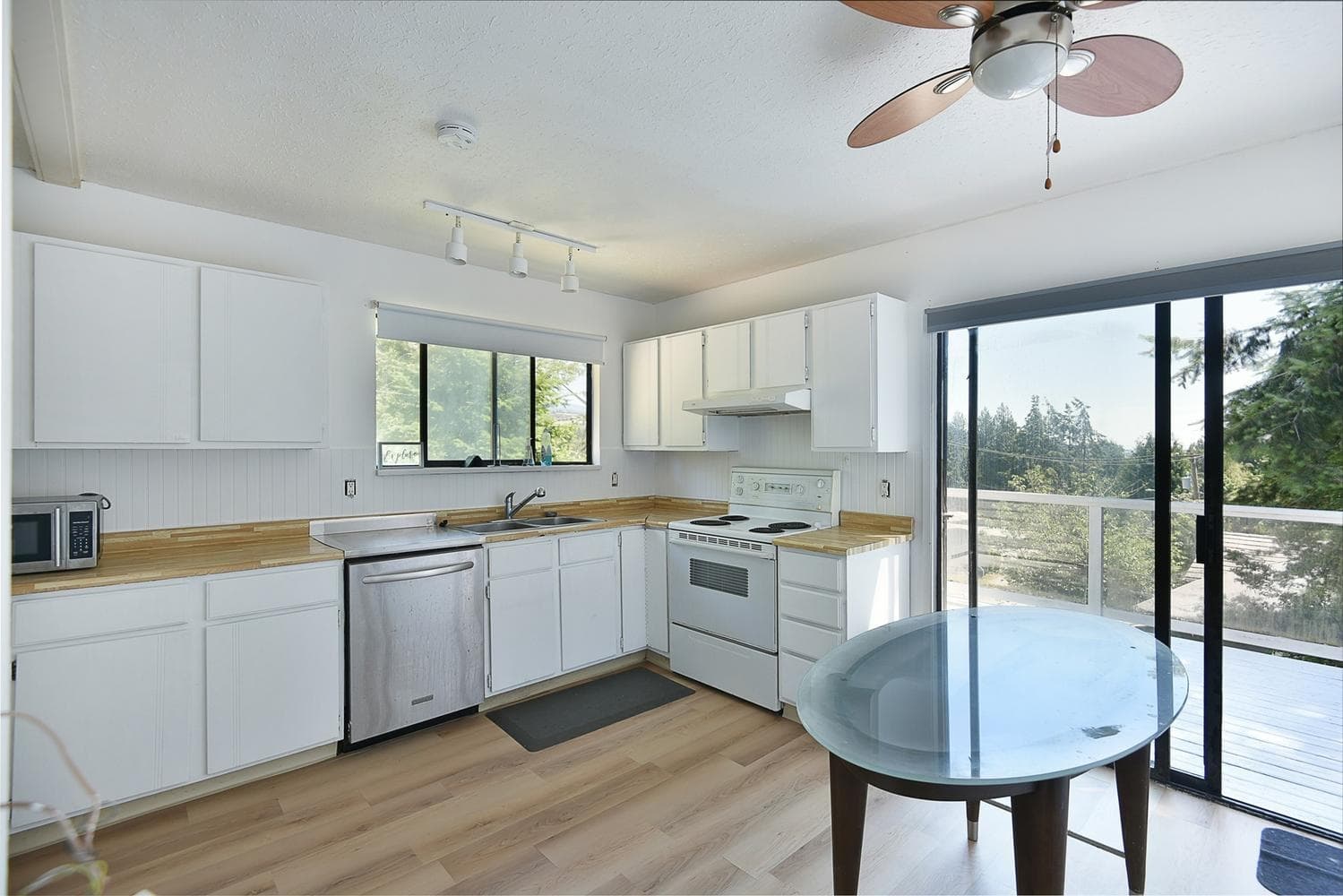5727 Trail Avenue, Sechelt, V7Z 0H8 — photo 3