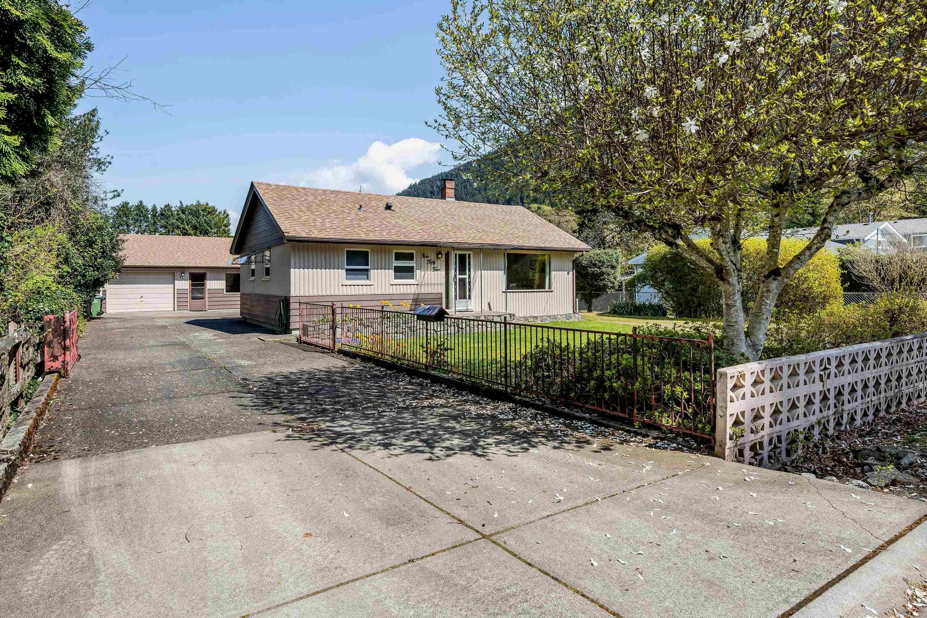 455 Pine Avenue, Harrison Hot Springs