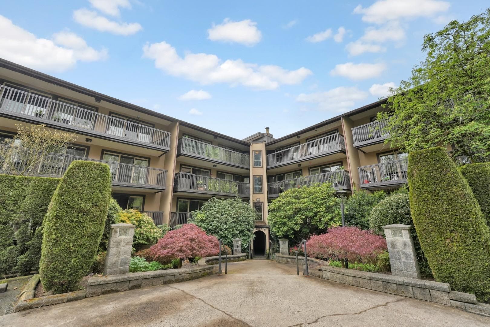 304 - 9847 Manchester Drive, Burnaby, V3N 4P4 — photo 2
