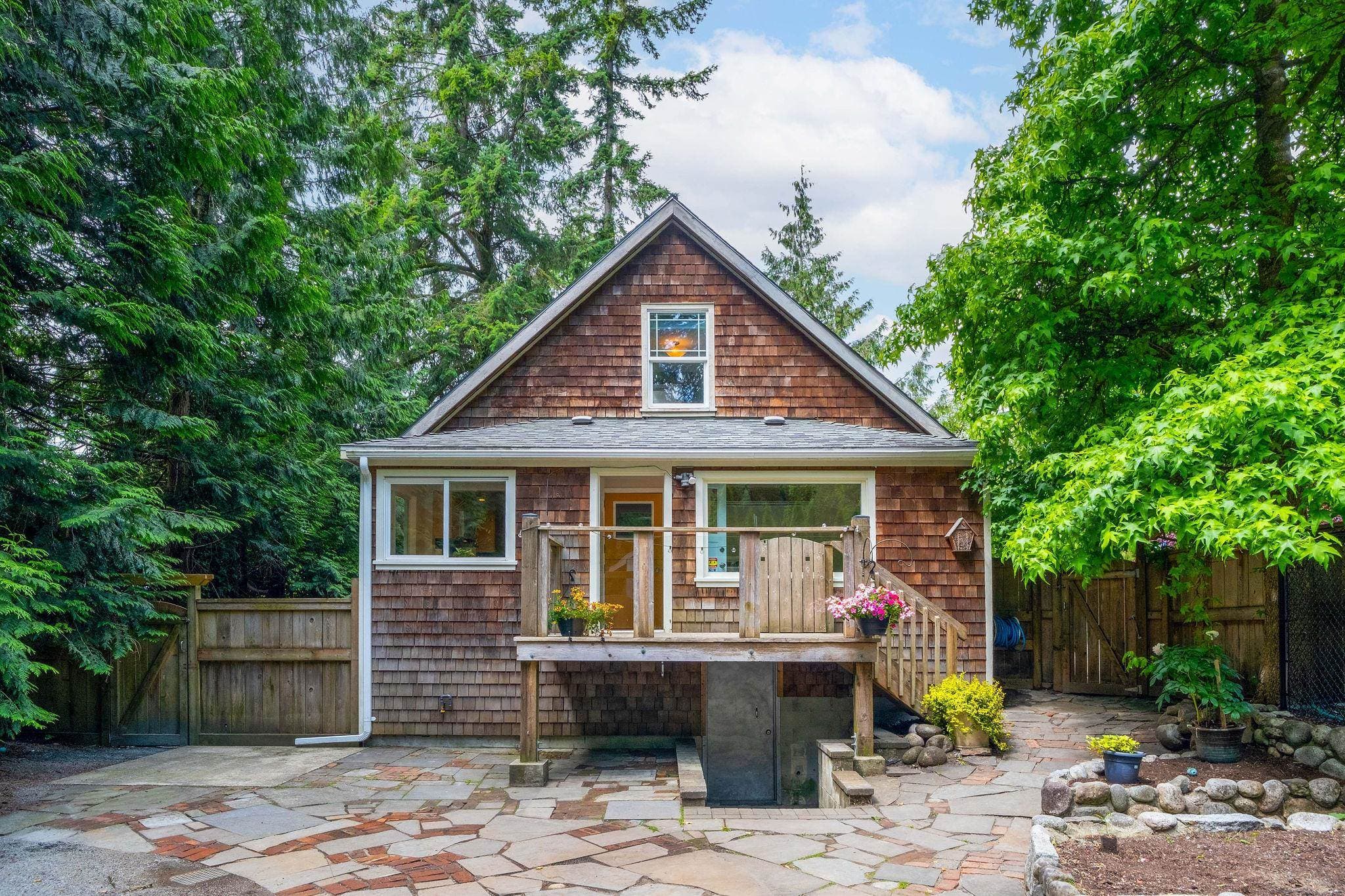 1075 Gladwin Drive, North Vancouver, V7R 1A1 — photo 4