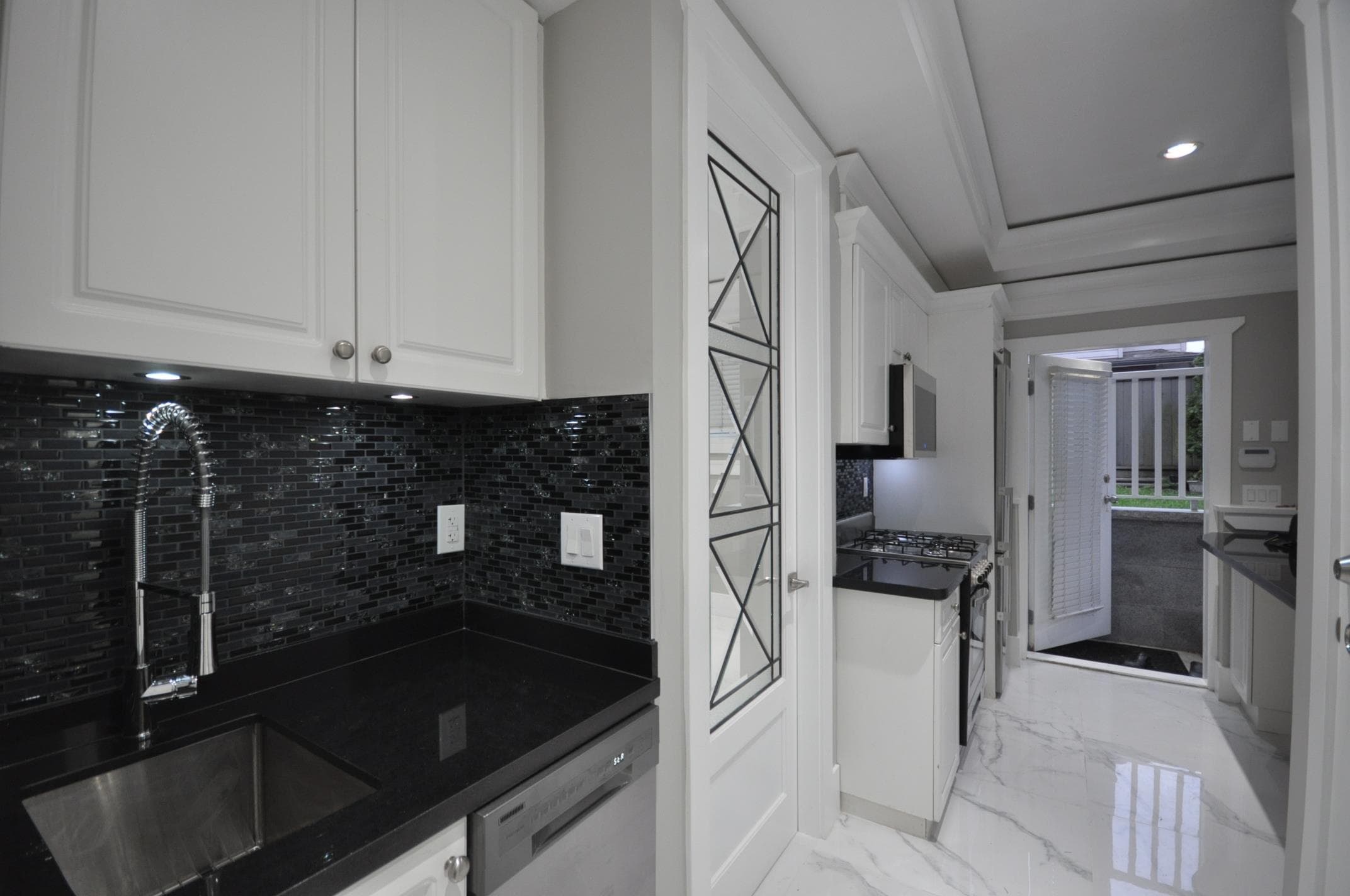 7505 Kingsway, Burnaby, V3N 3C1 — photo 2