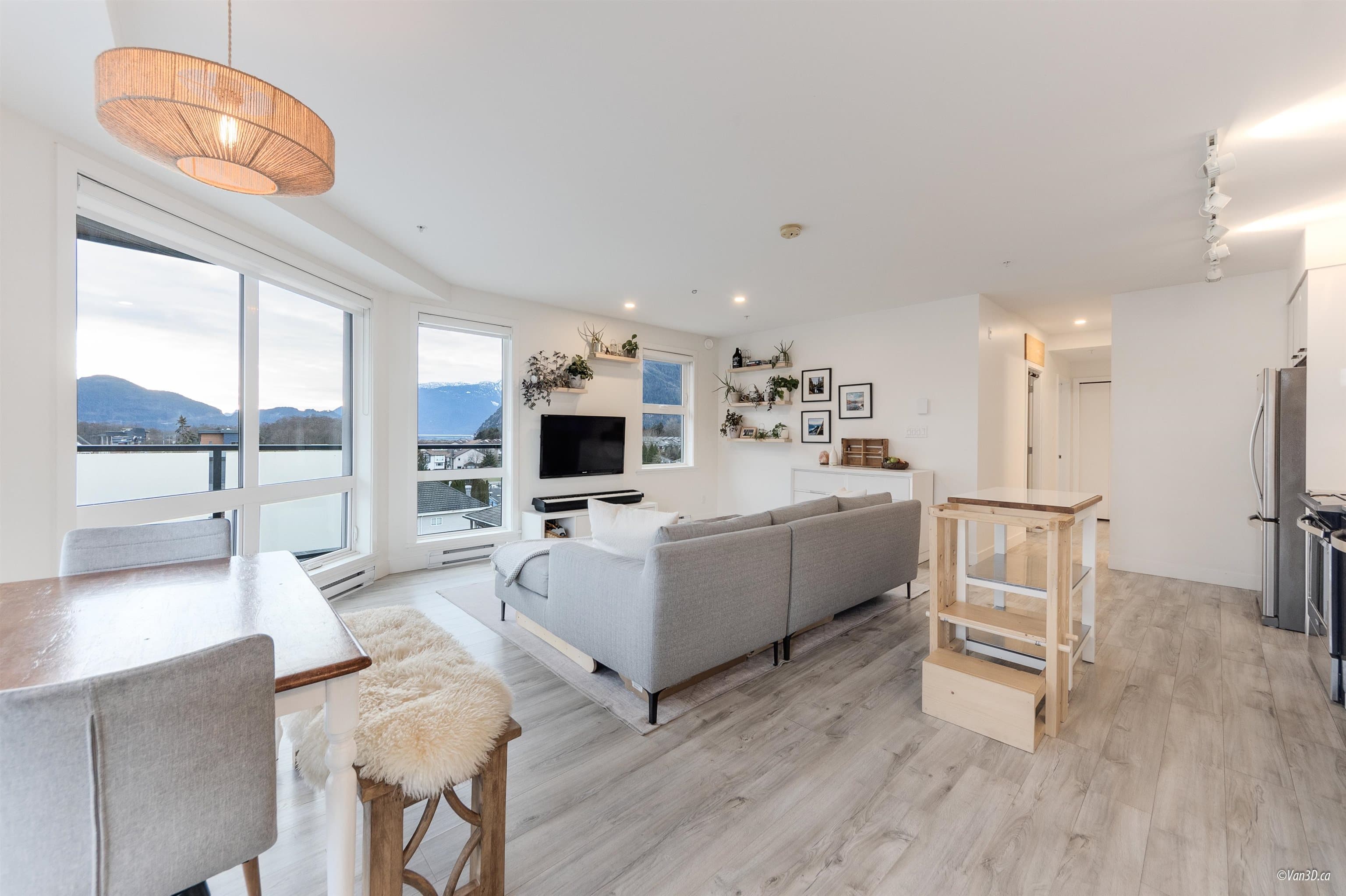 602 - 38013 Third Avenue, Squamish, V8B 0Z8 — photo 2