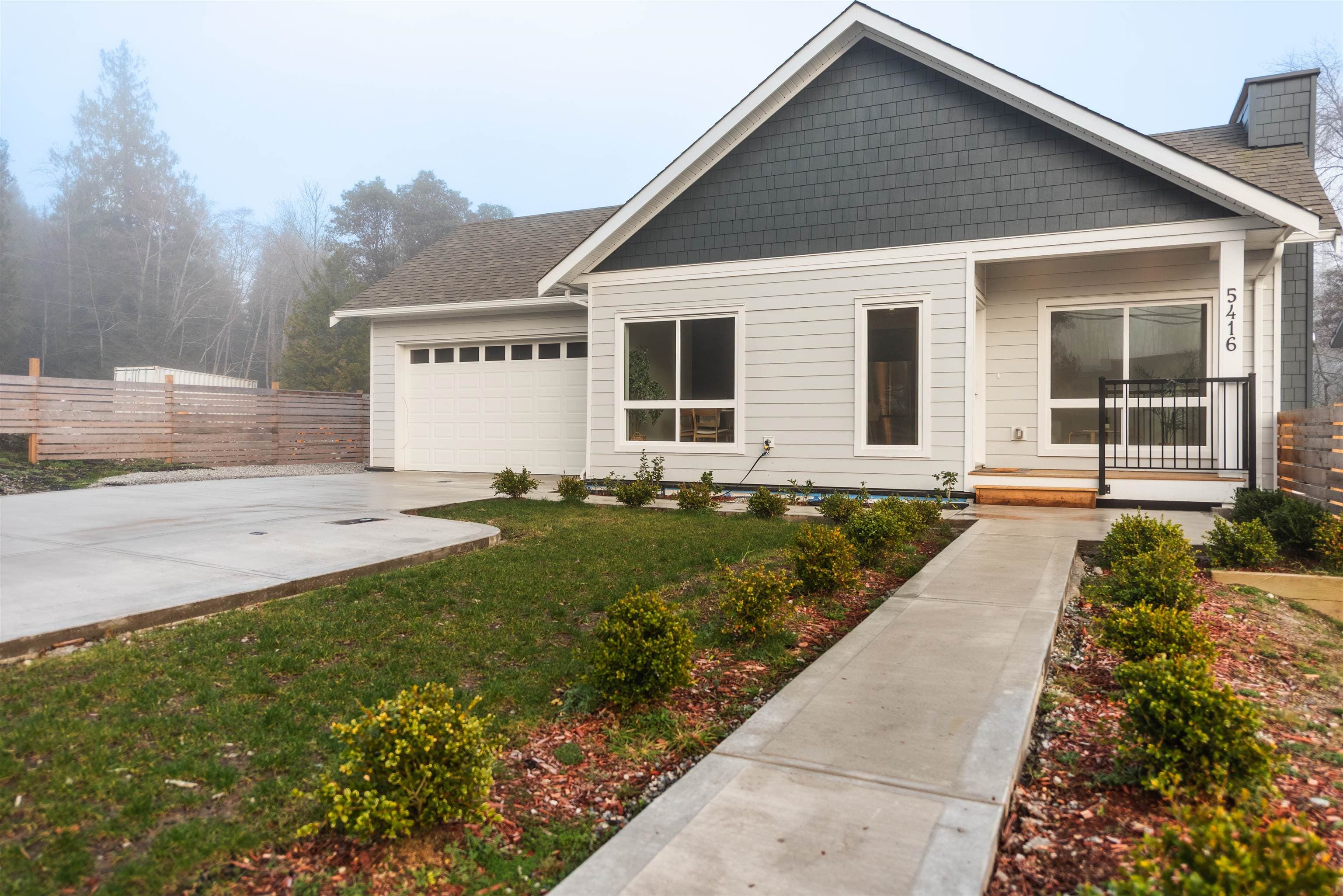 5416 Mills Road, Sechelt, V7Z 0M3 — photo 2