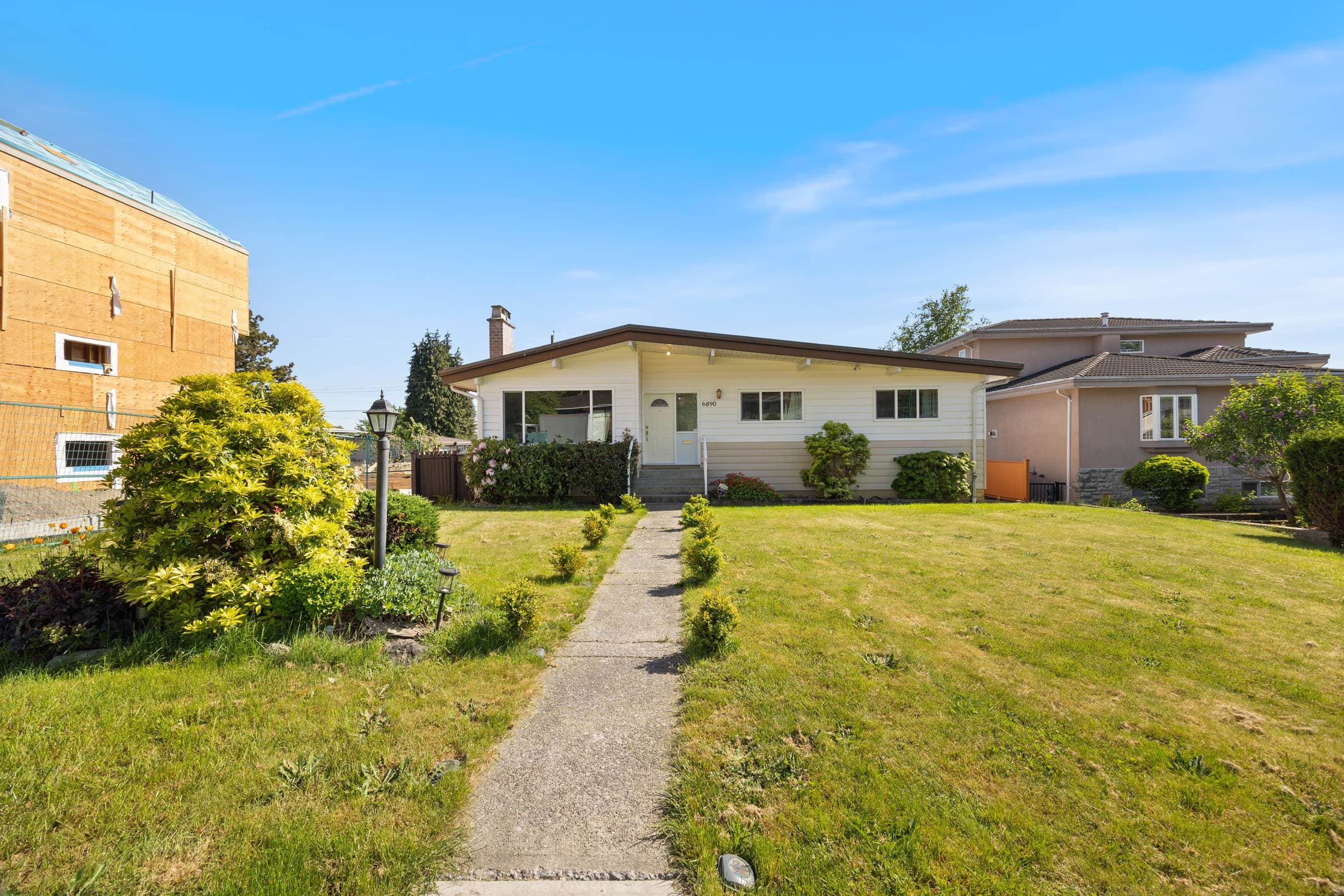 6890 Hycrest Drive, Burnaby, V5B 2X2 — photo 2