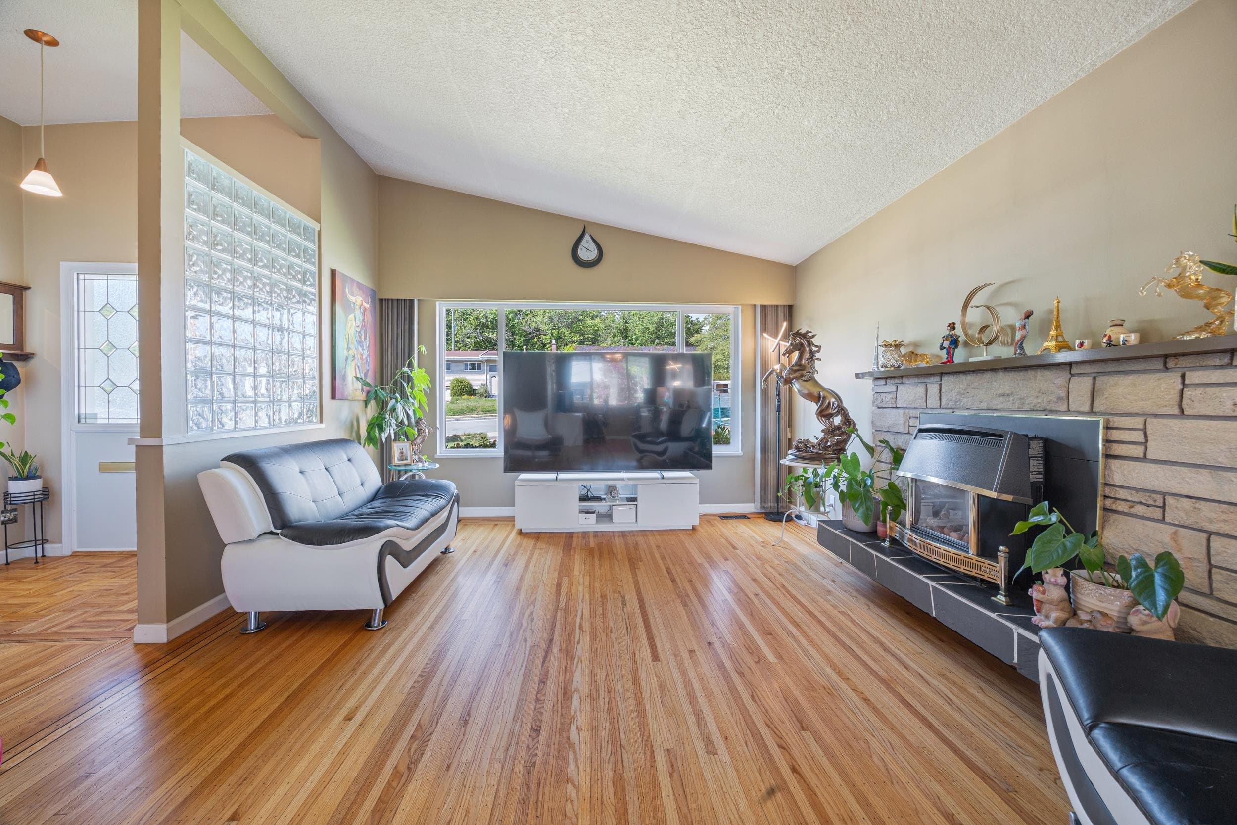 6890 Hycrest Drive, Burnaby, V5B 2X2 — photo 4