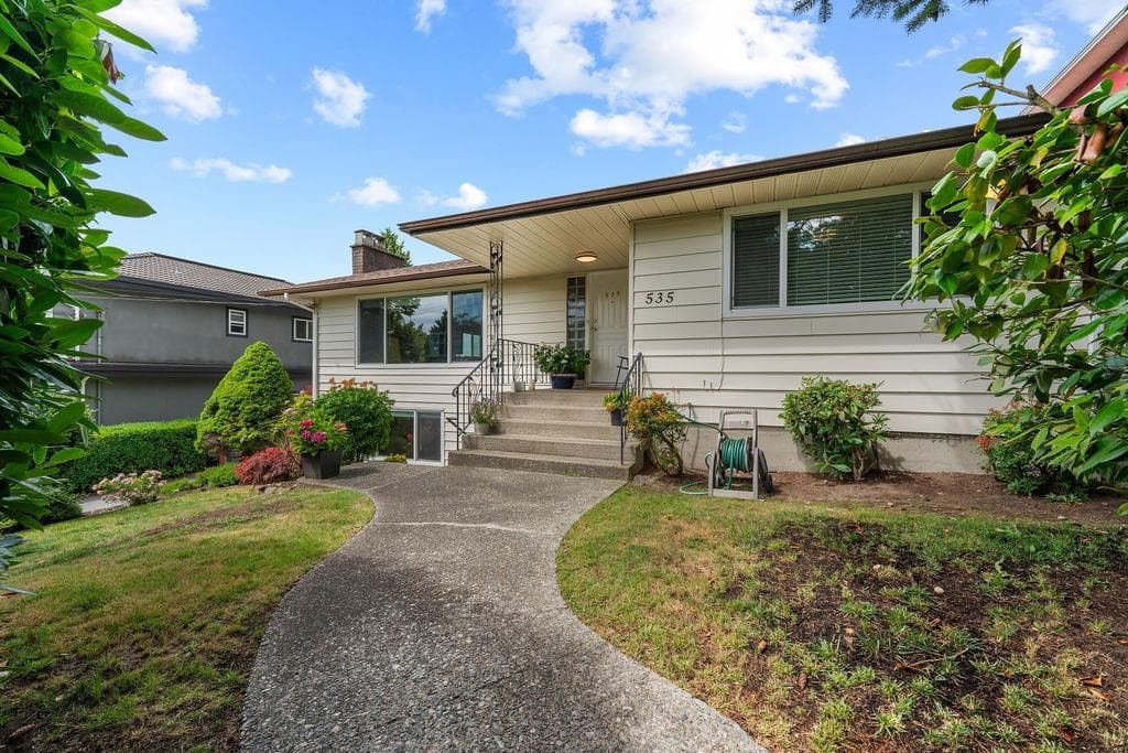 535 Holdom Avenue, Burnaby, V5B 3V3 — photo 1