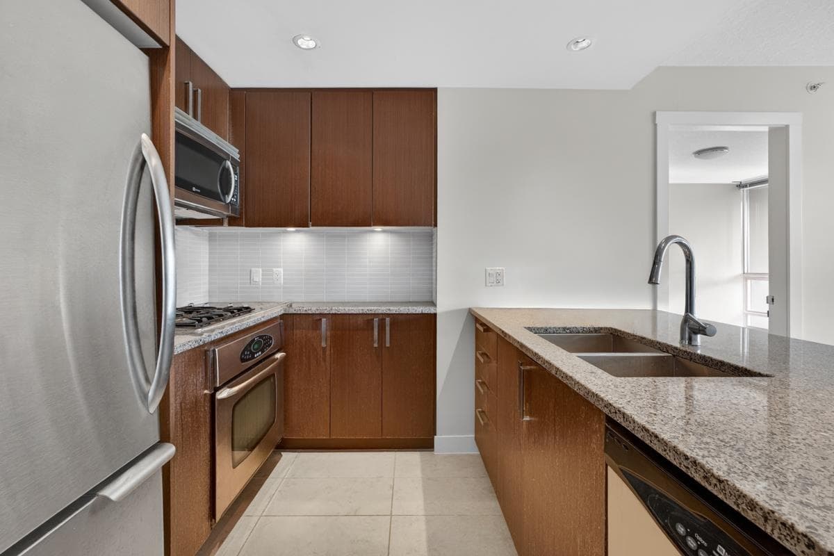 607 - 2978 Glen Drive, Coquitlam, V3B 0C3 — photo 2