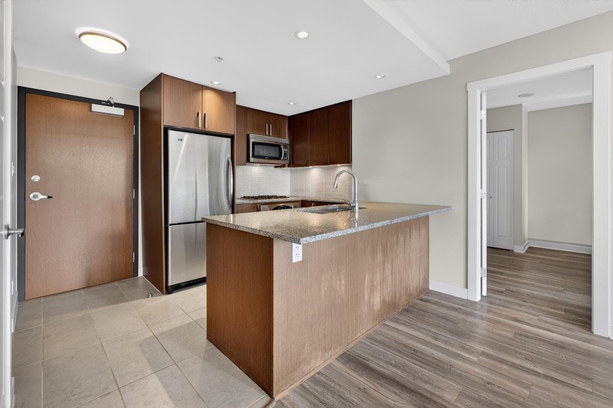 607 - 2978 Glen Drive, Coquitlam, V3B 0C3 — photo 3