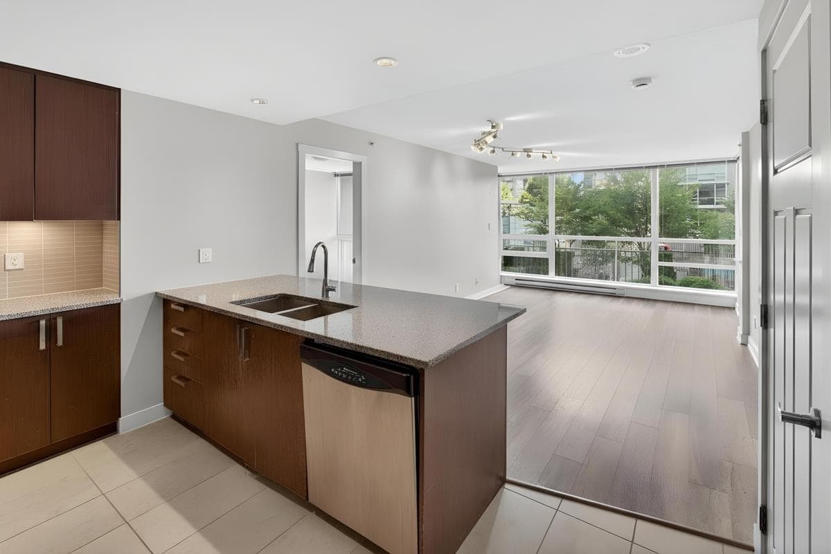 607 - 2978 Glen Drive, Coquitlam, V3B 0C3 — photo 1