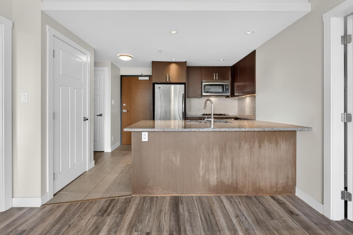 607 - 2978 Glen Drive, Coquitlam, V3B 0C3 — photo 4