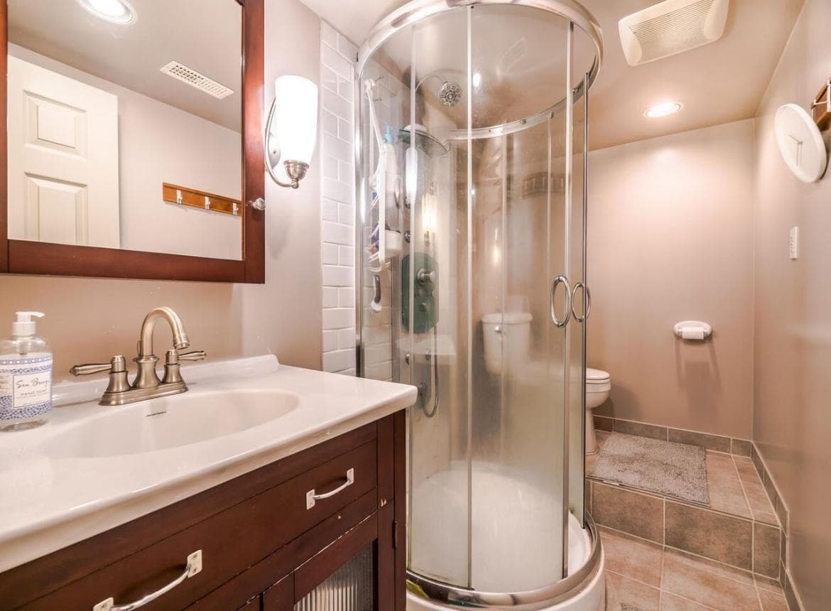 1090 Ruthina Avenue, North Vancouver, V7R 2E6 — photo 3