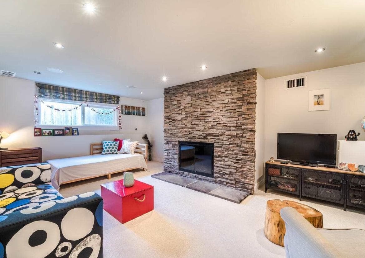 1090 Ruthina Avenue, North Vancouver, V7R 2E6 — photo 5
