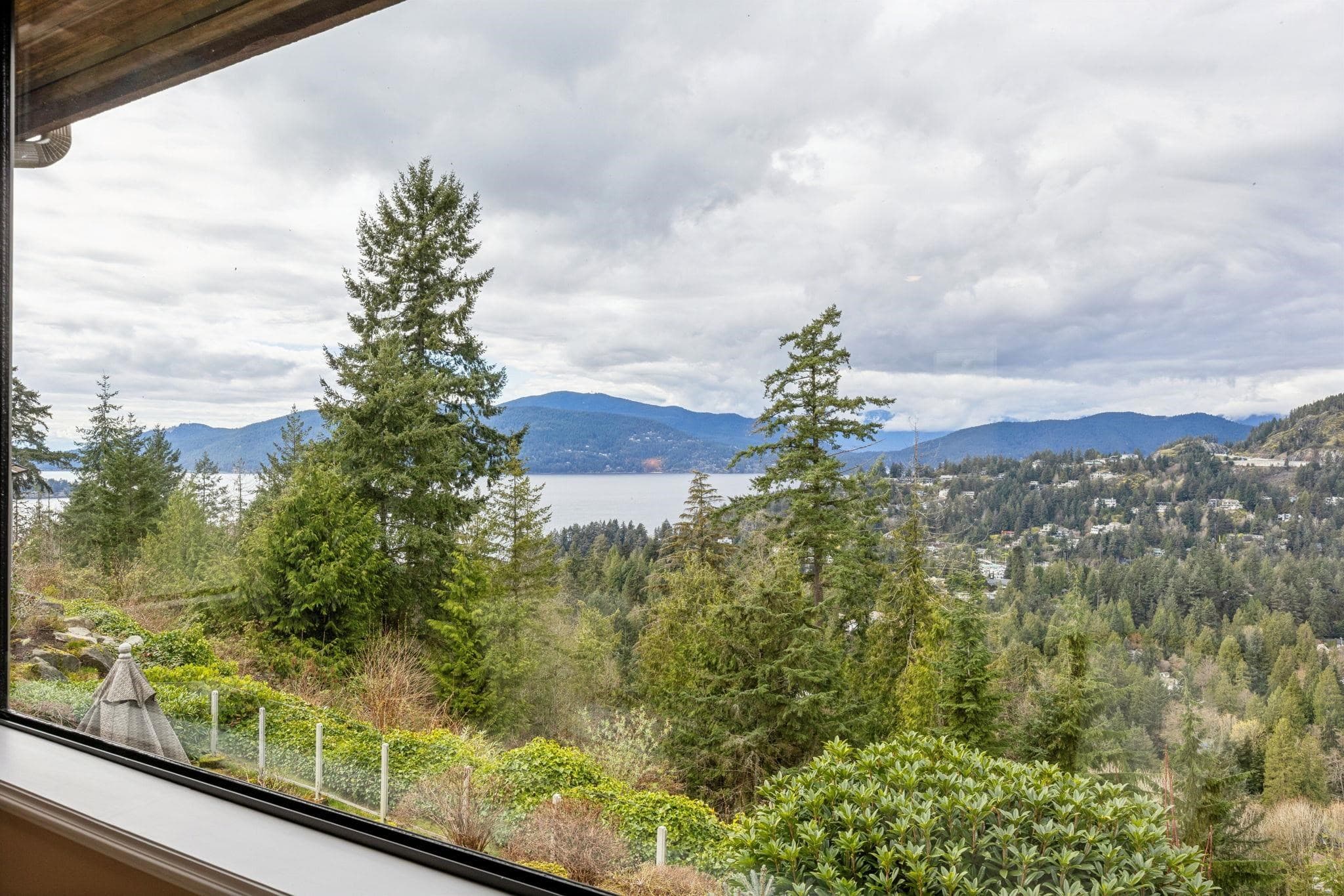 5180 Meadfeild Road, West Vancouver
