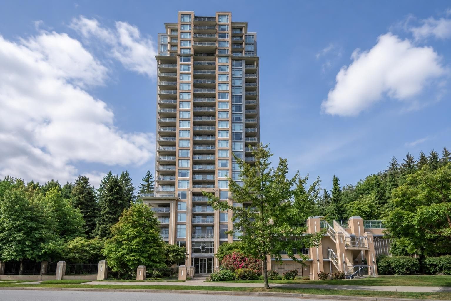 301 - 280 Ross Drive, New Westminster, V3L 0C2 — photo 1