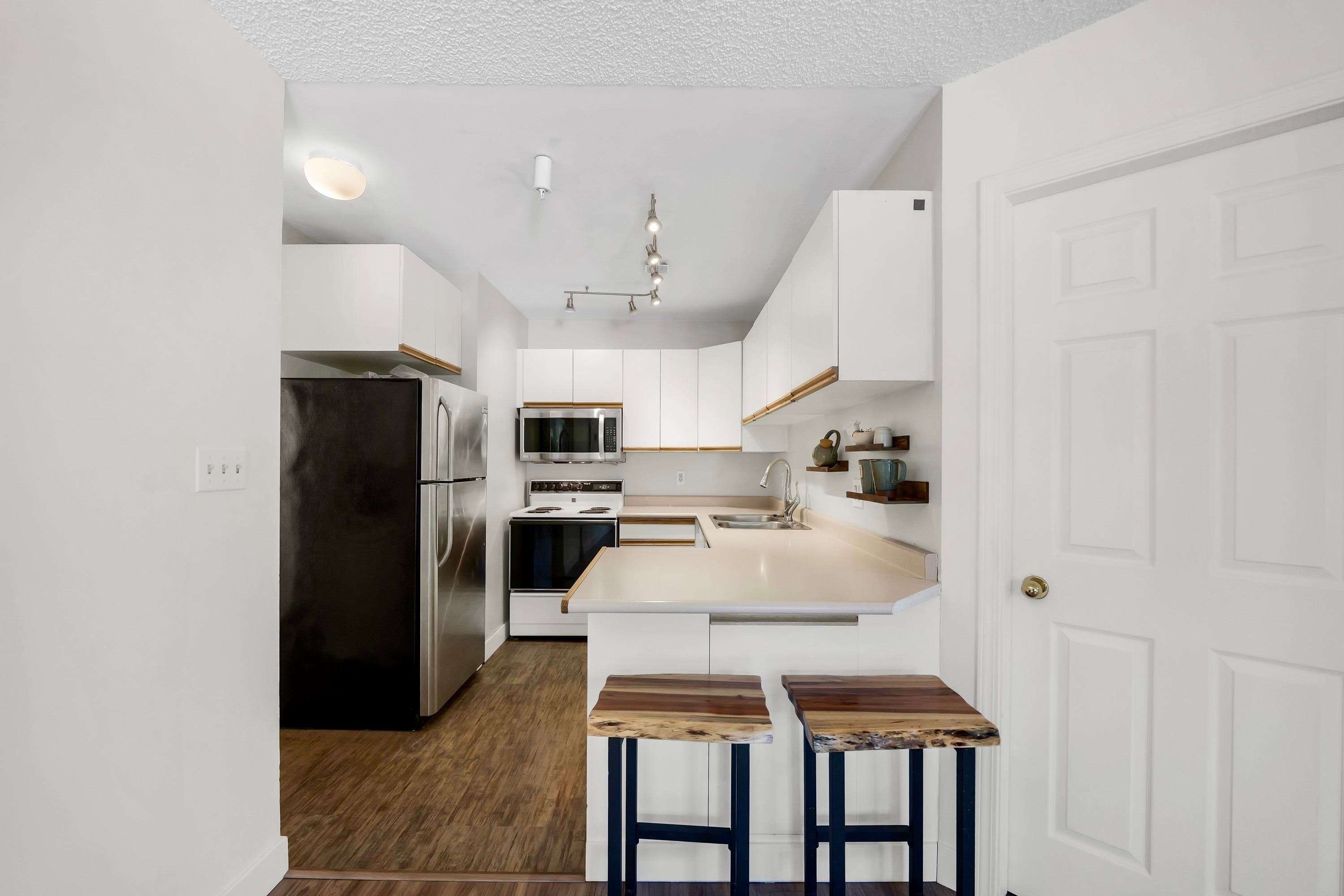 201B - 40120 Willow Crescent, Squamish, V8B 0L7 — photo 3