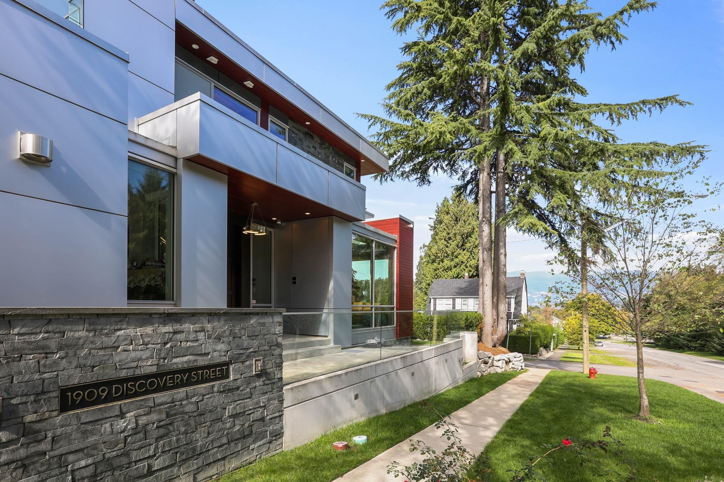1909 Discovery Street, Vancouver, V6R 4K5 — photo 3