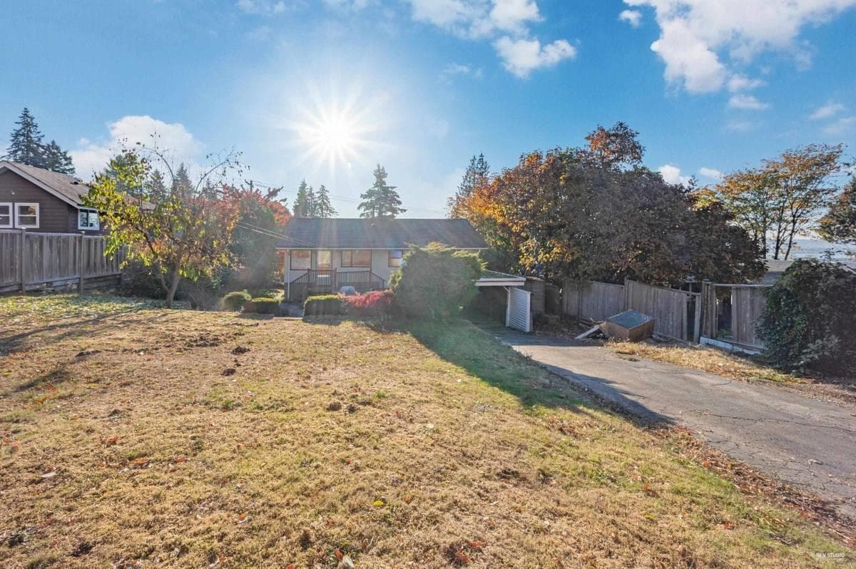 332 Laurentian Crescent, Coquitlam, V3K 1Y1 — photo 2