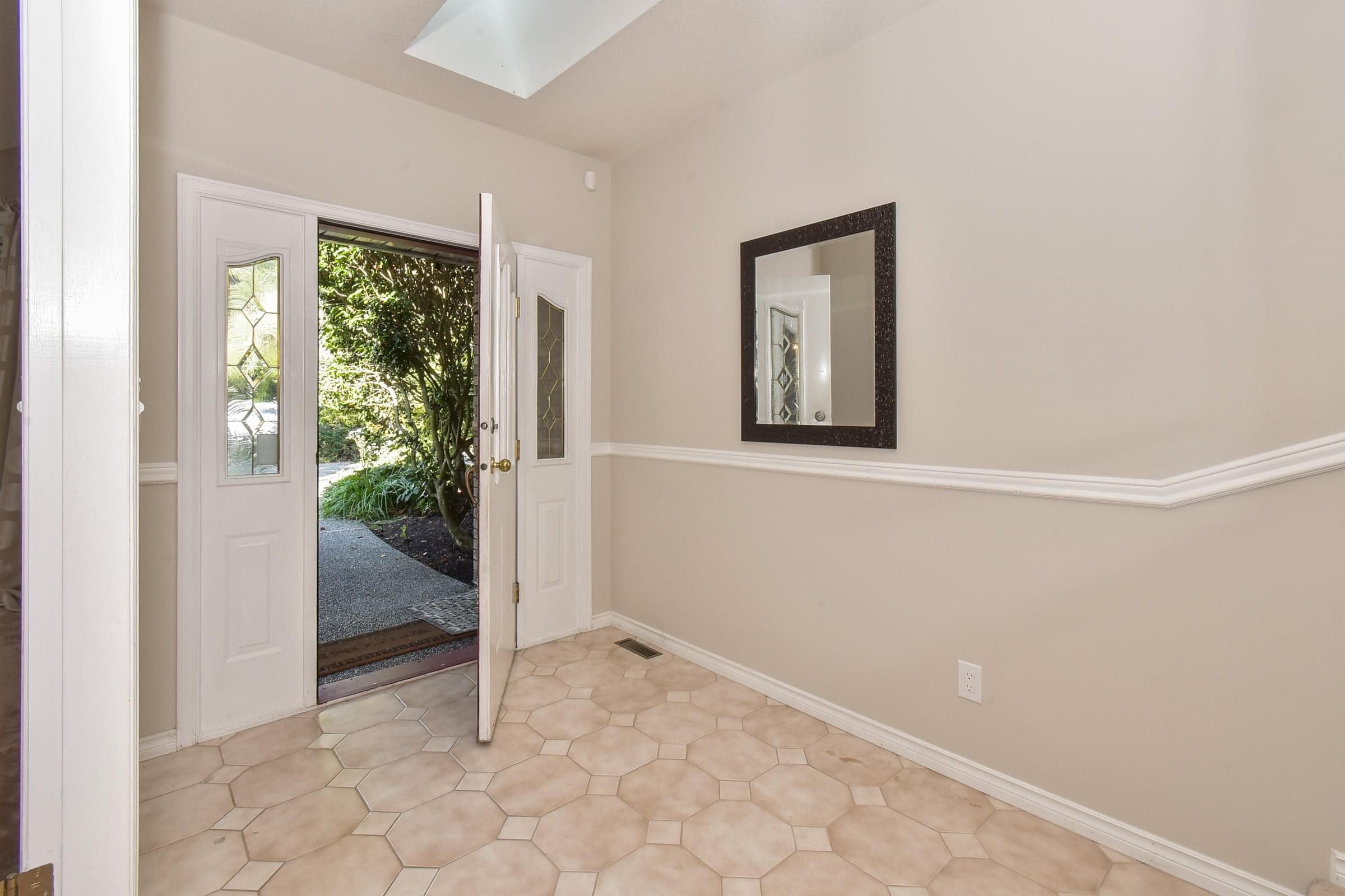 13056 22a Avenue, Surrey, V4A 8Y4 — photo 3