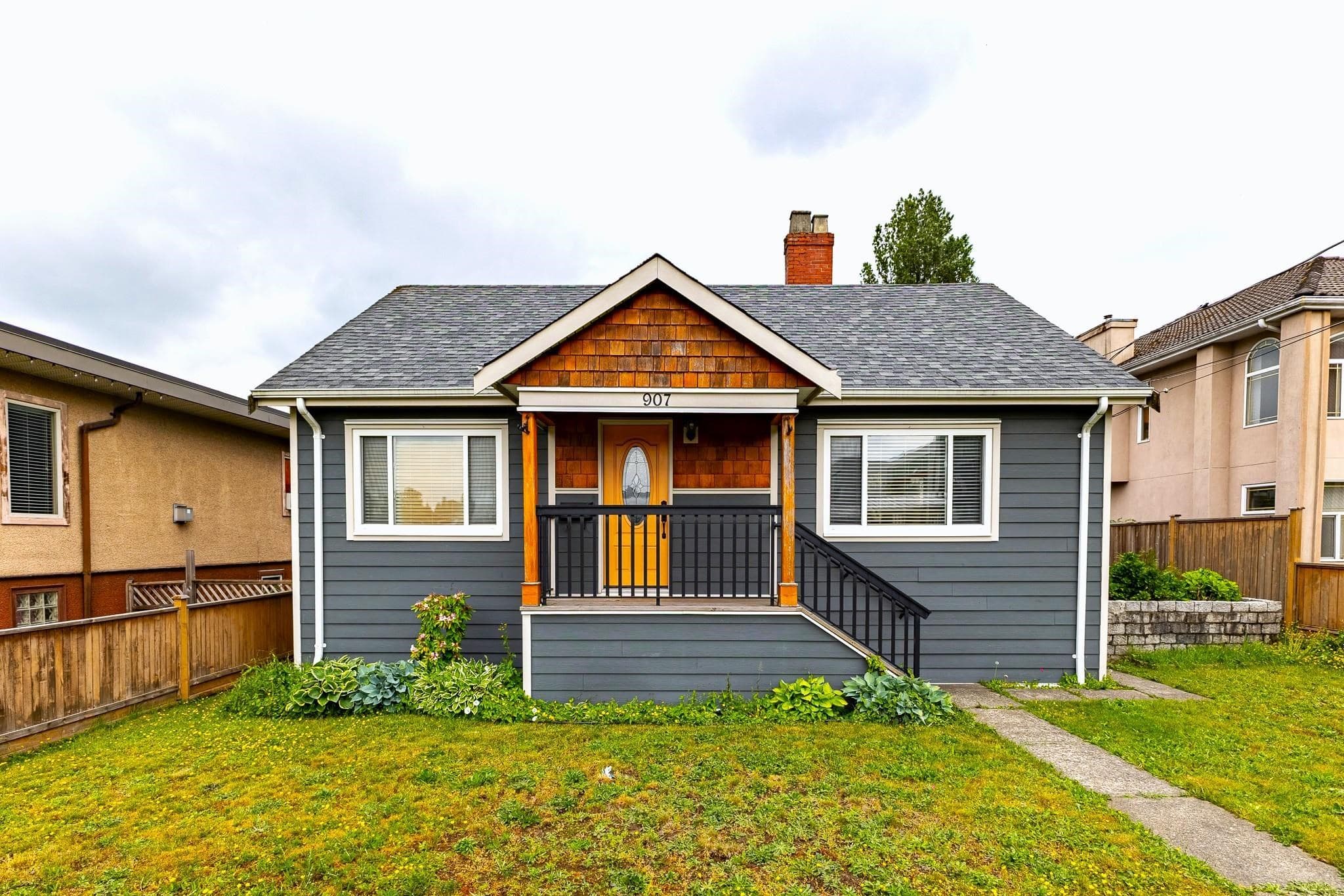 907 Sixth Street, New Westminster, V3L 3C8 — photo 1