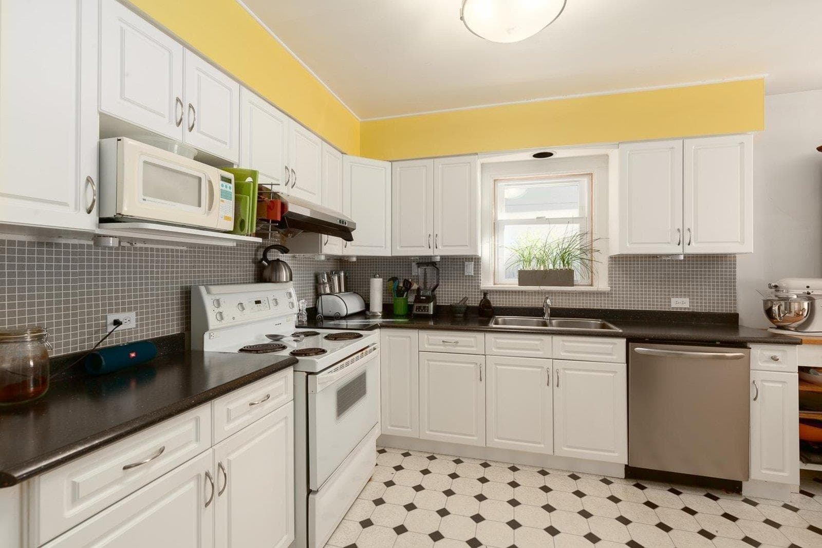 Upper - 3750 W 11th Avenue, Vancouver, V6R 2K6 — photo 5