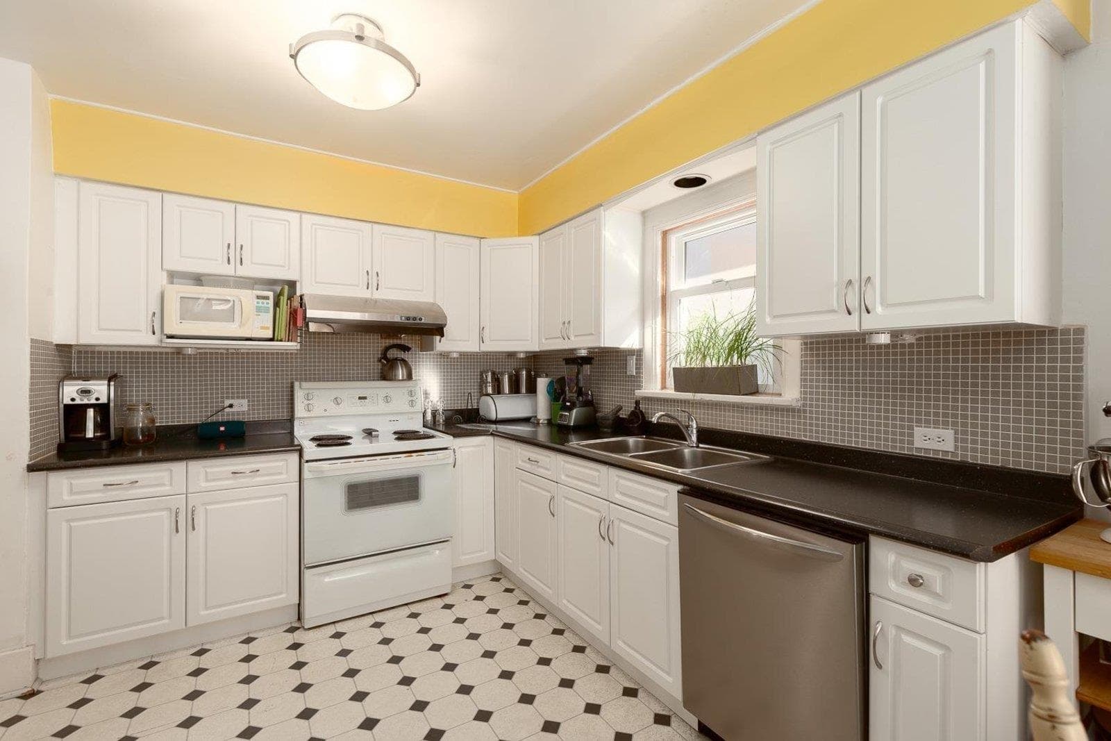 Upper - 3750 W 11th Avenue, Vancouver, V6R 2K6 — photo 4