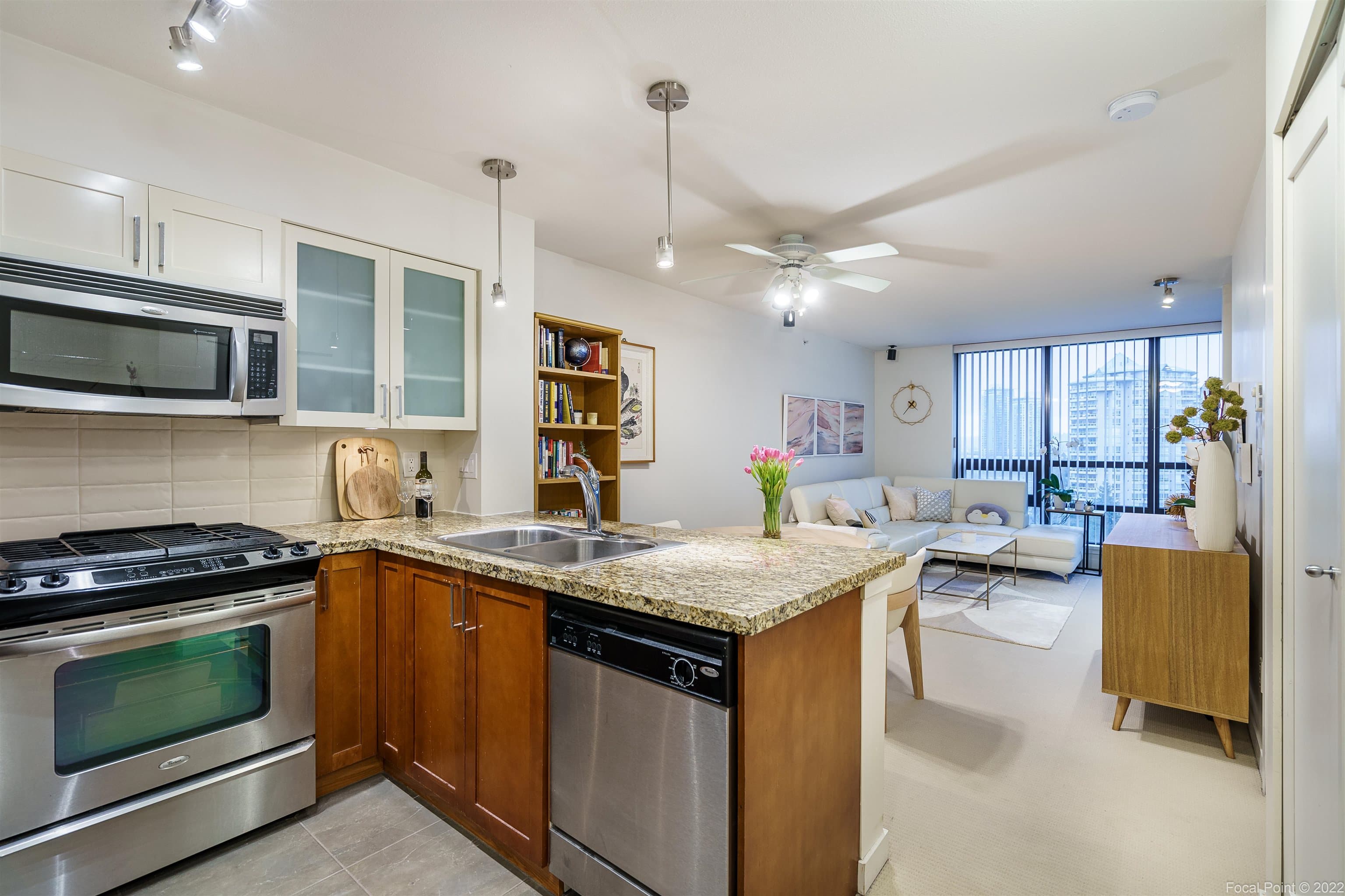1102 - 1 Renaissance Square, New Westminster, V3M 0B6 — photo 1