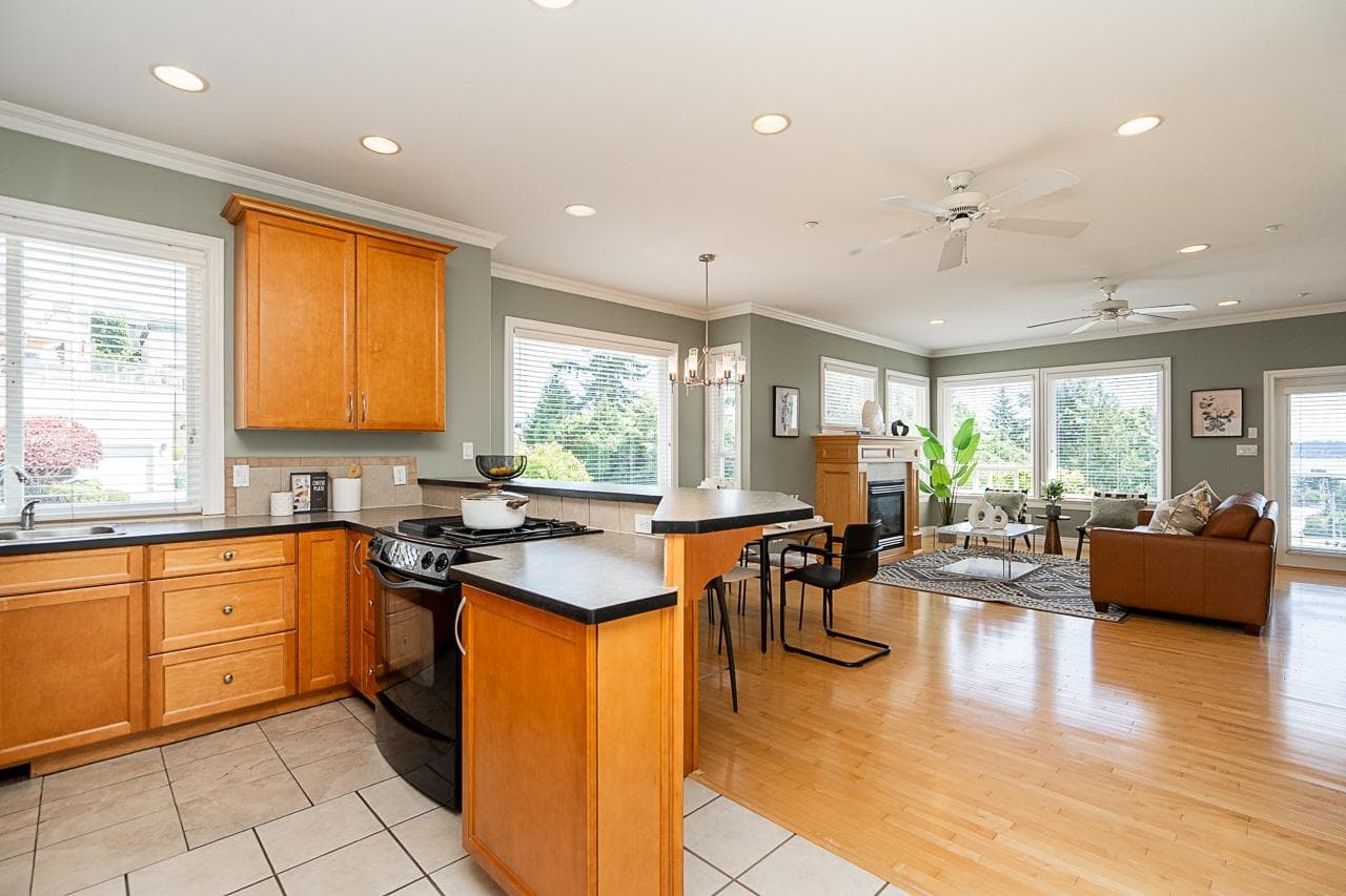 15645 Pacific Avenue, White Rock, V4B 1S1 — photo 4