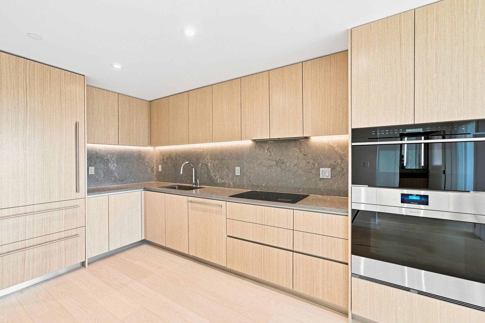 301 - 785 Harbour Way, North Vancouver, V7P 0G5 — photo 3