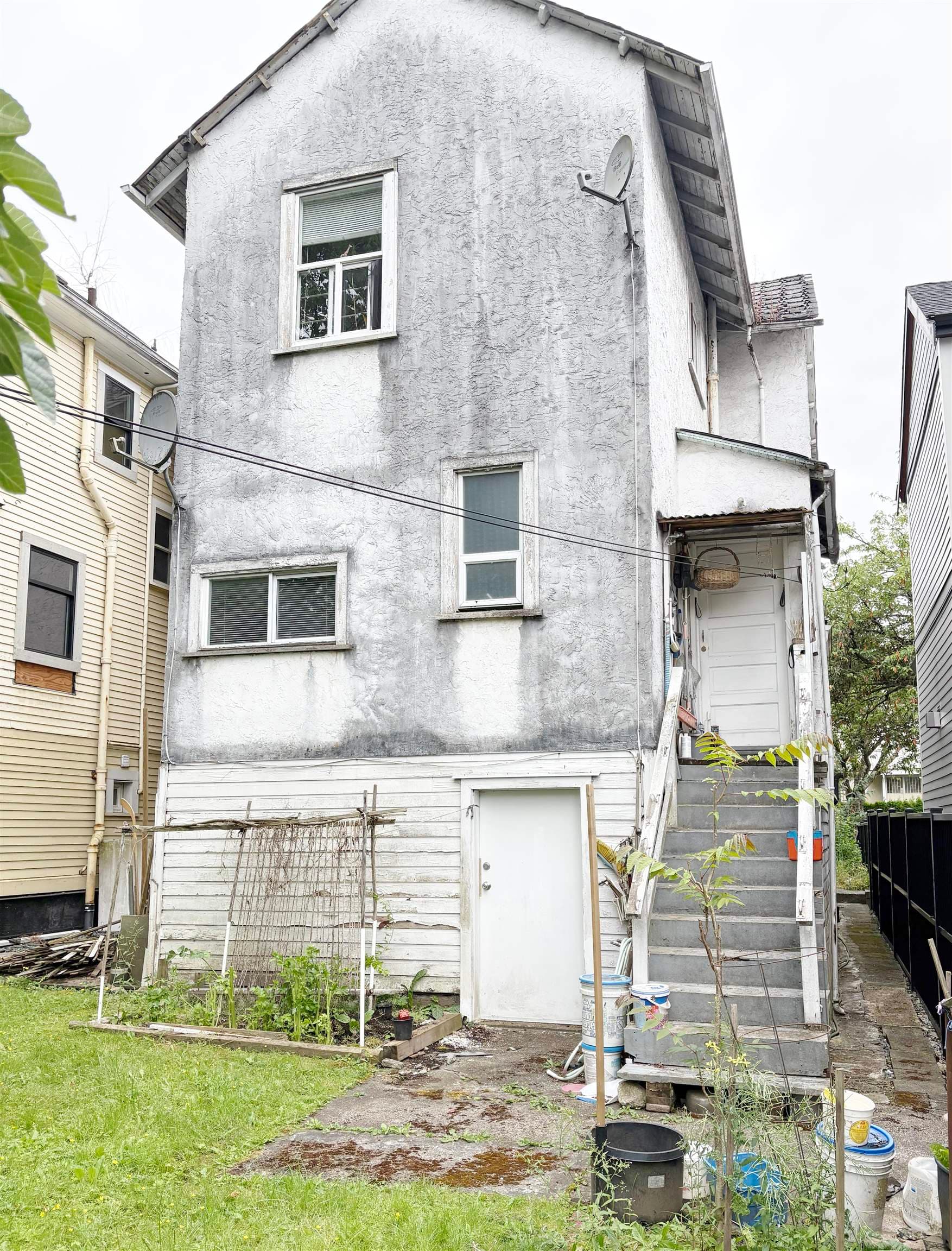 3034 Glen Drive, Vancouver, V5T 4C1 — photo 2