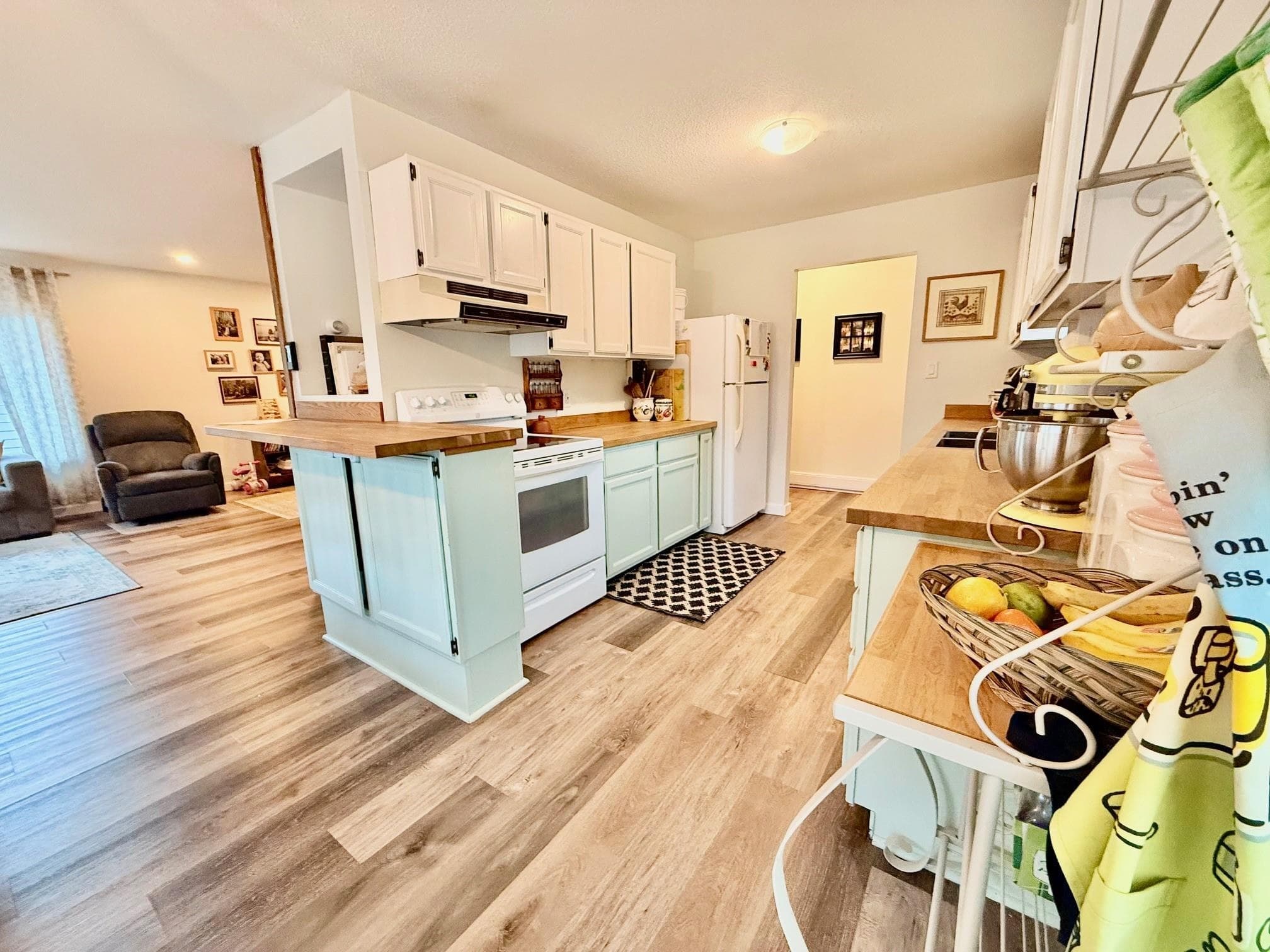 5607 Wakefield Road, Sechelt, V7Z 0N3 — photo 2