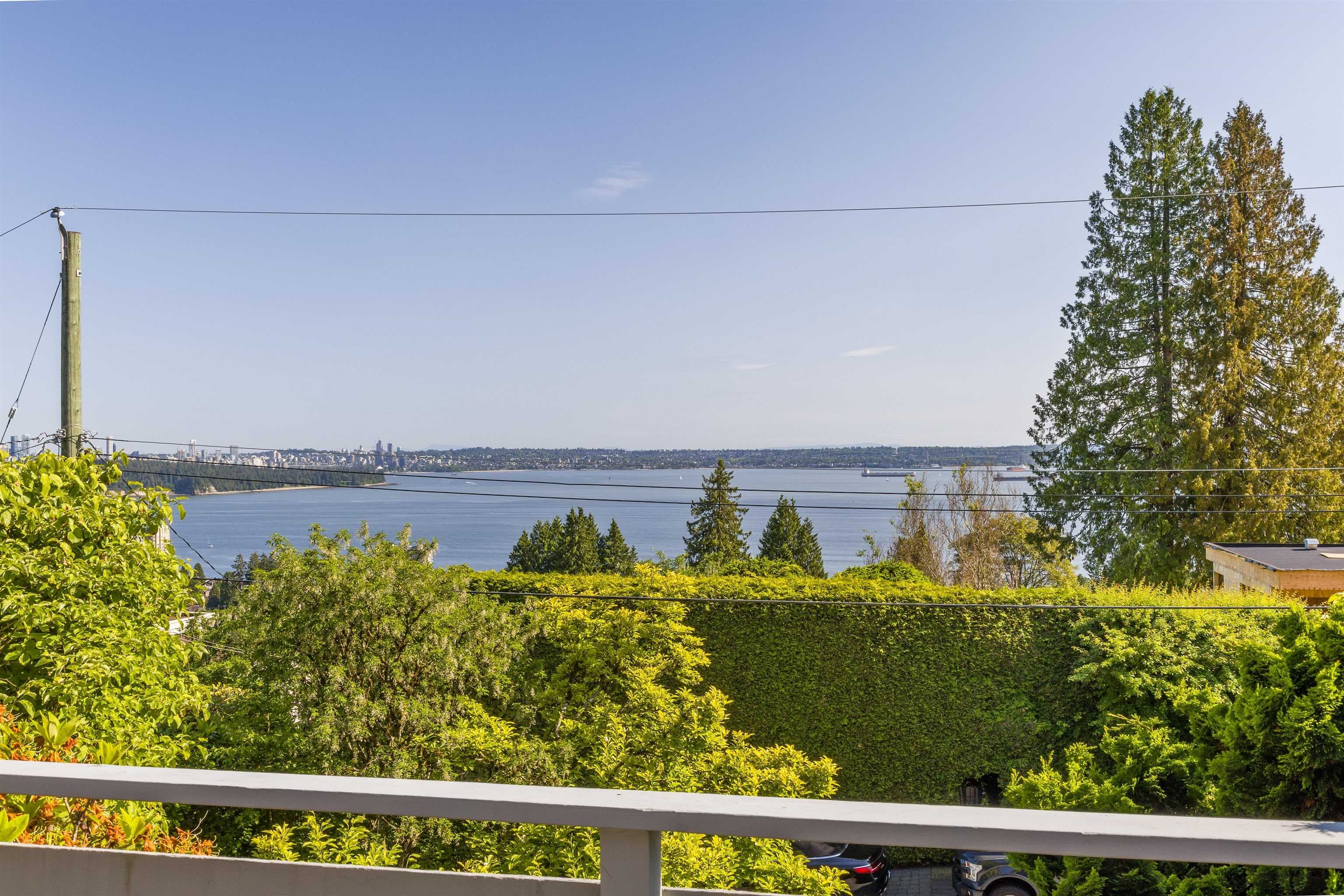 2575 Queens Avenue, West Vancouver, V7V 2Y9 — photo 2
