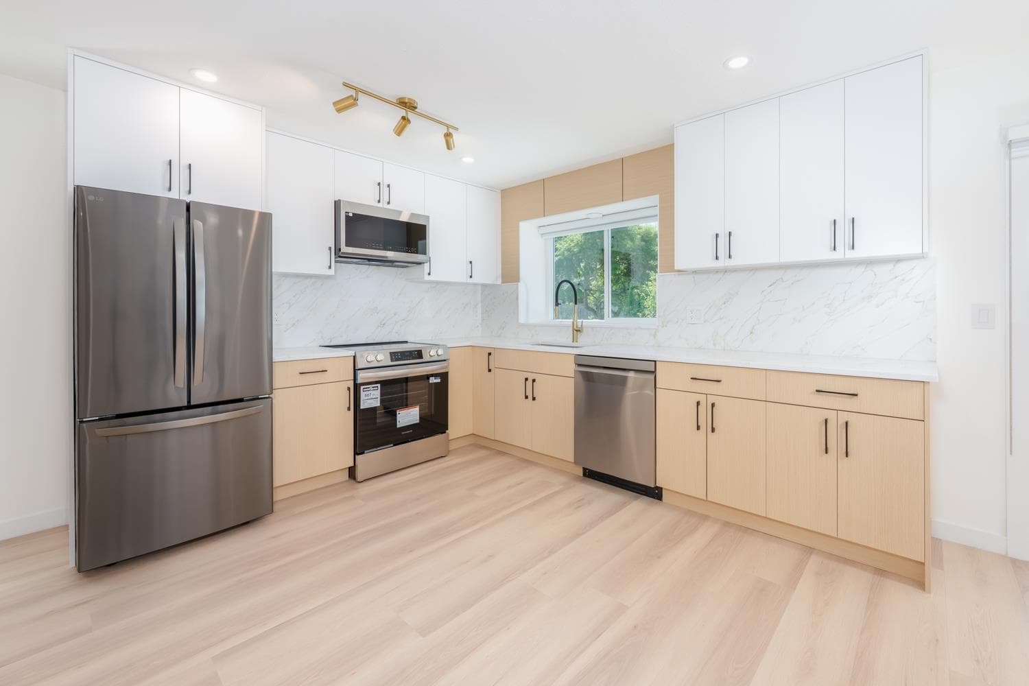 15092 19a Avenue, Surrey, V4A 7G8 — photo 2