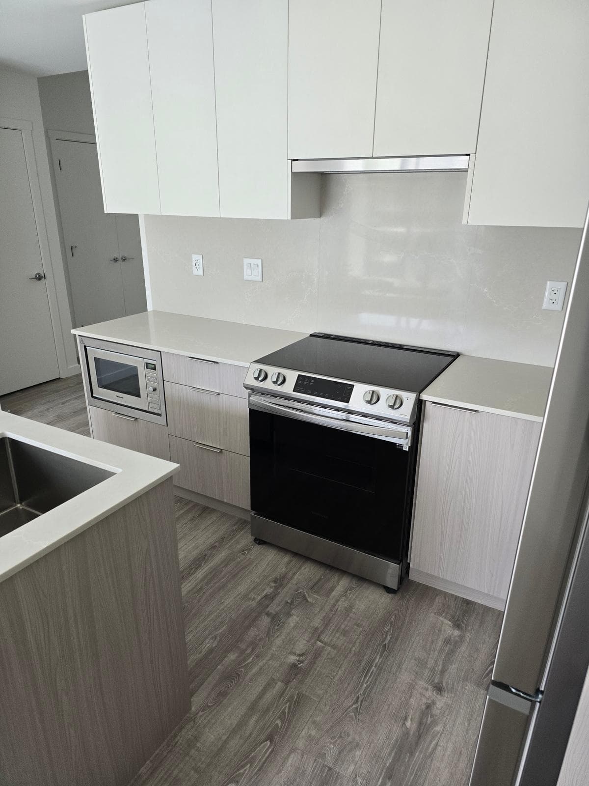 521 - 13968 Laurel Drive, Surrey, V3T 0S9 — photo 3