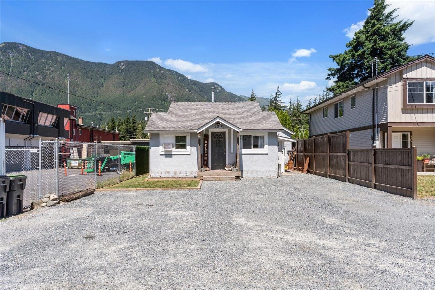 325 Hudson Bay Street, Hope