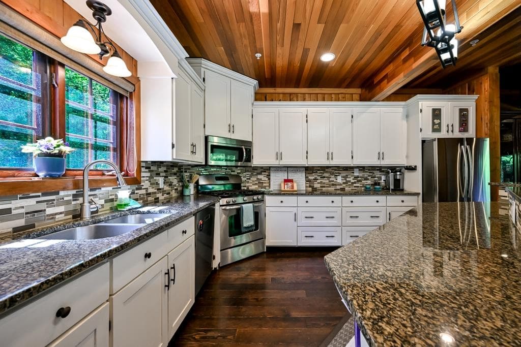 11267 Palmer Rolph Street, Maple Ridge, V2W 1H1 — photo 2