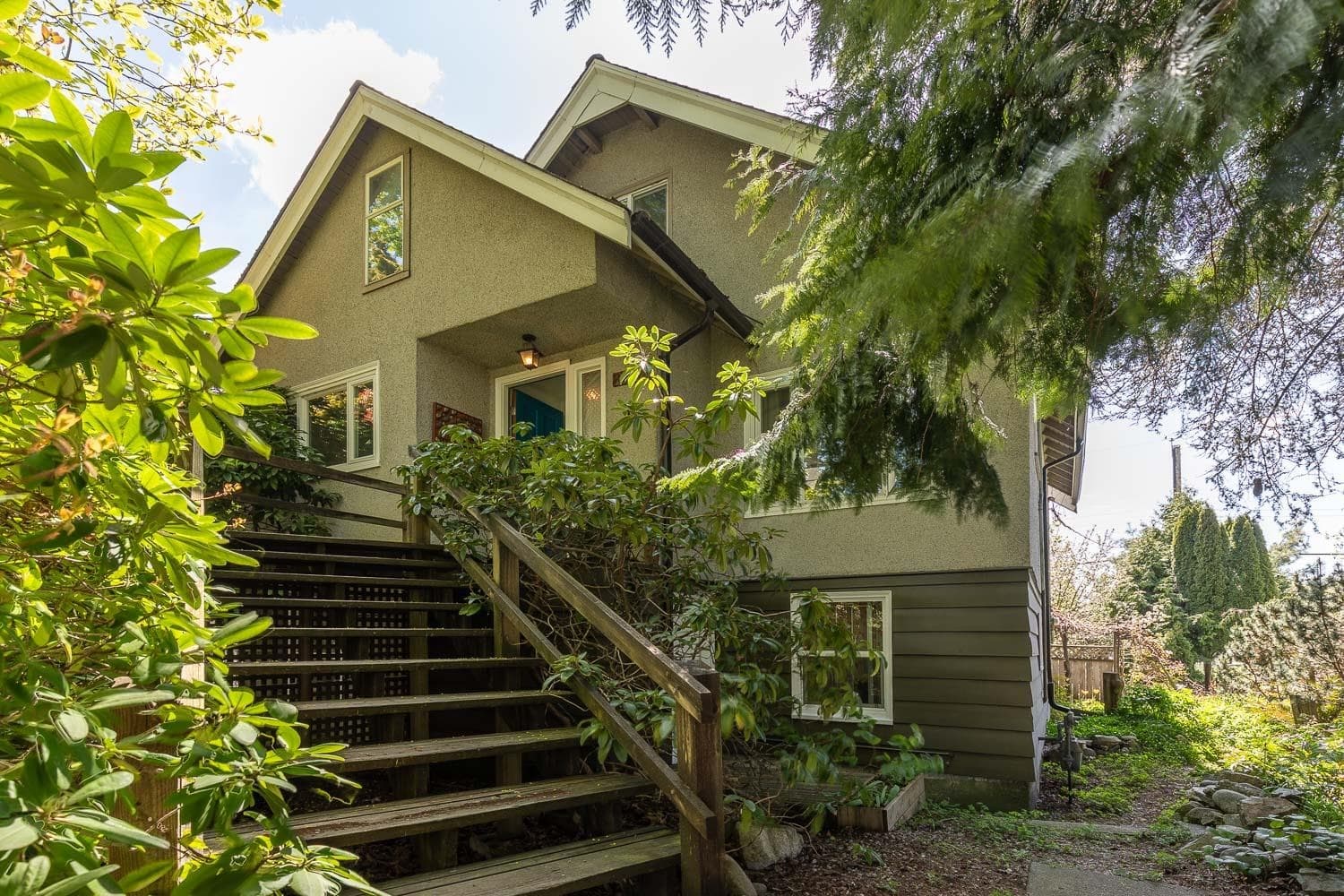 2002 E 13th Avenue, Vancouver, V5N 2C4 — photo 1