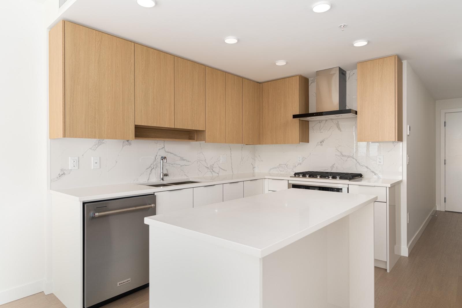 1602 - 7769 Park Crescent, Burnaby, V3N 0J7 — photo 2