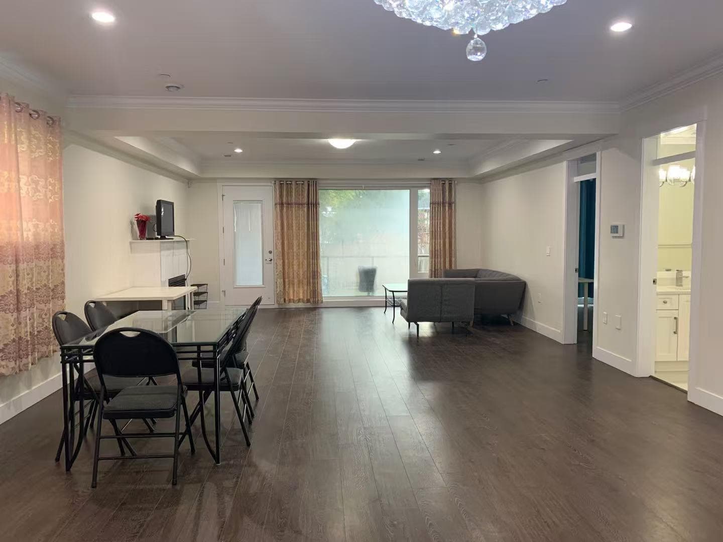 Ground Level - 13766 North Bluff Road, Surrey