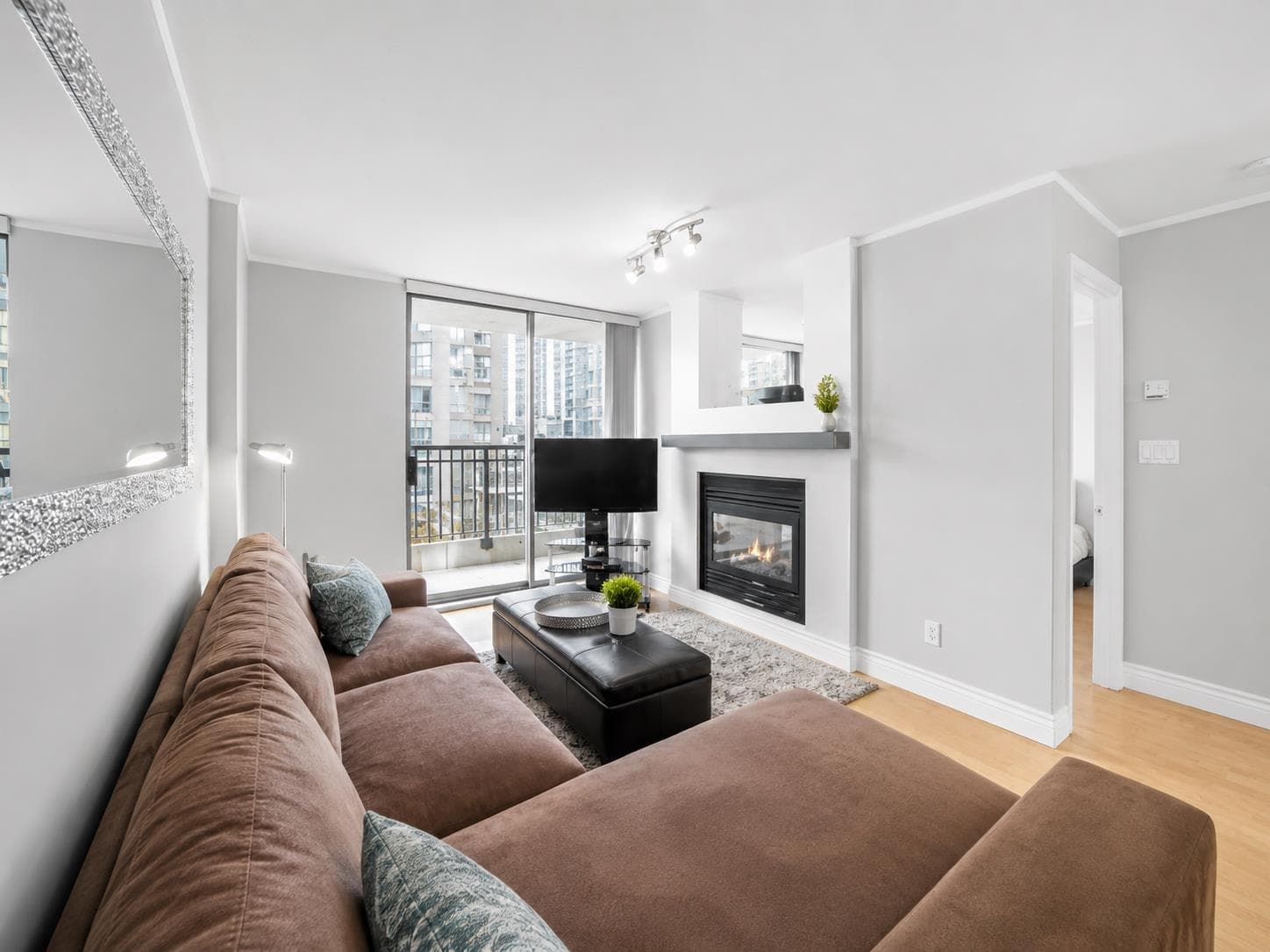 605 - 989 Richards Street, Vancouver, V6B 6R6 — photo 5