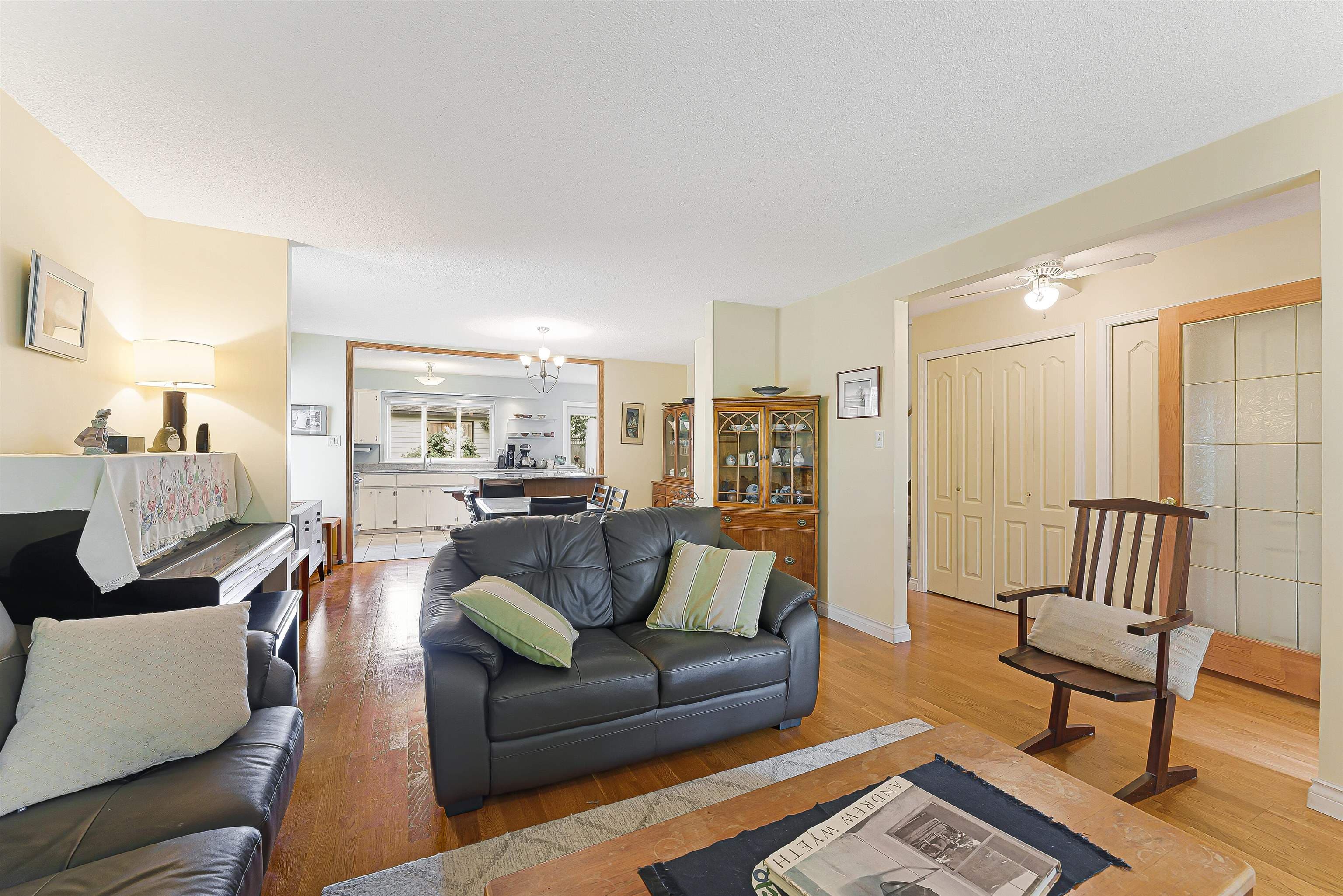 2215 153a Street, Surrey, V4A 4R4 — photo 2