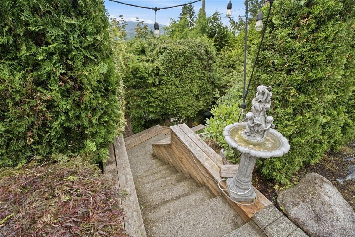 2206 Pinecrest Avenue, Coquitlam, V3J 6T6 — photo 2