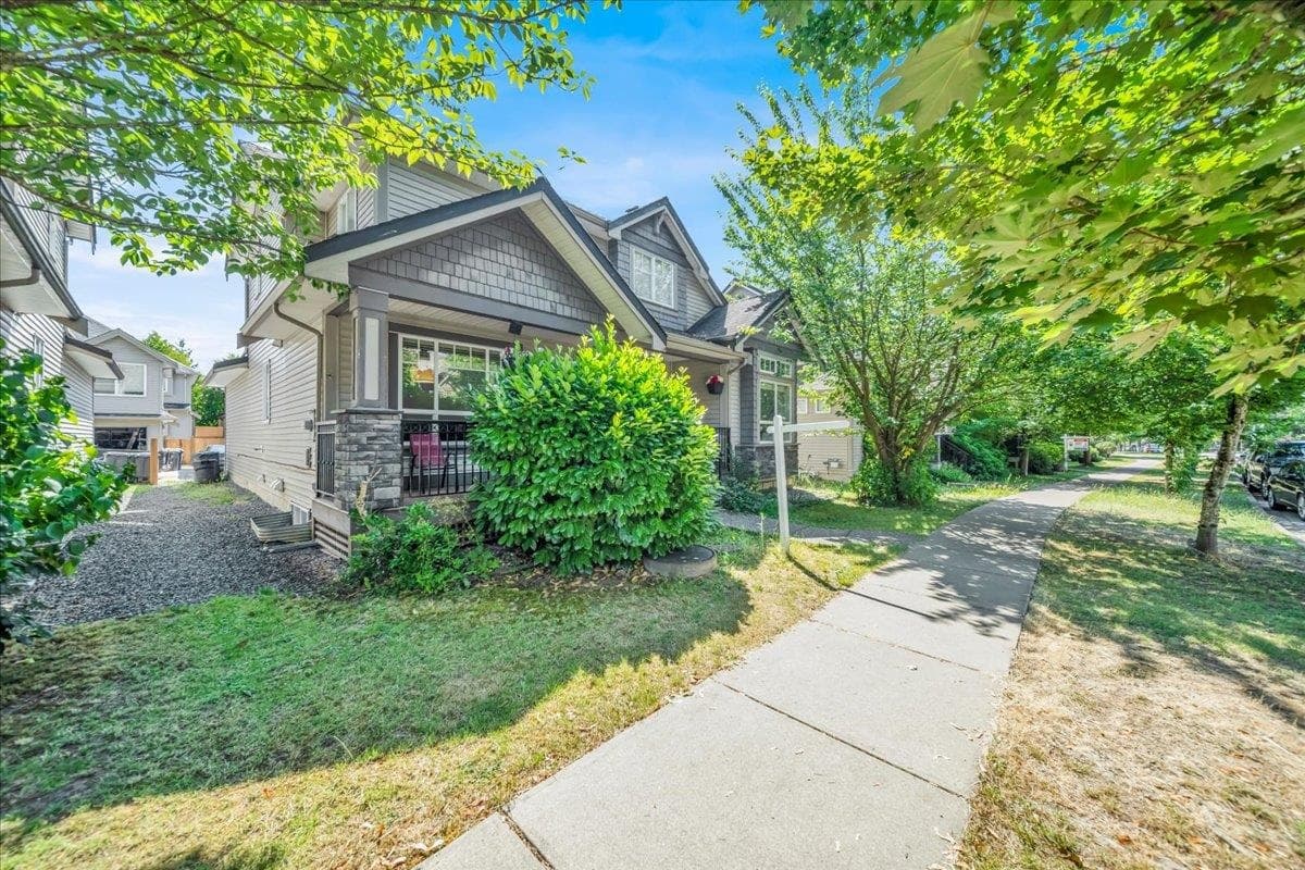 7032 195a Street, Surrey, V4N 5Z2 — photo 2