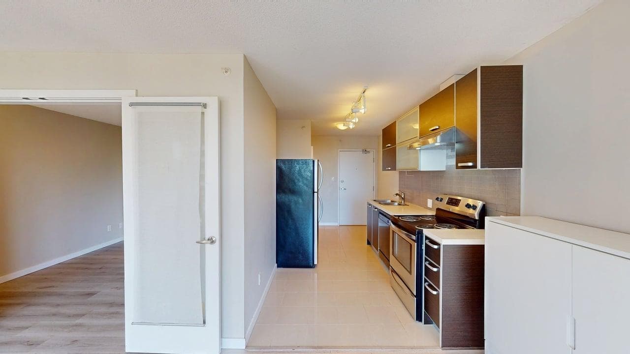 7xx - 9981 Whalley Boulevard, Surrey, V3T 0G6 — photo 1